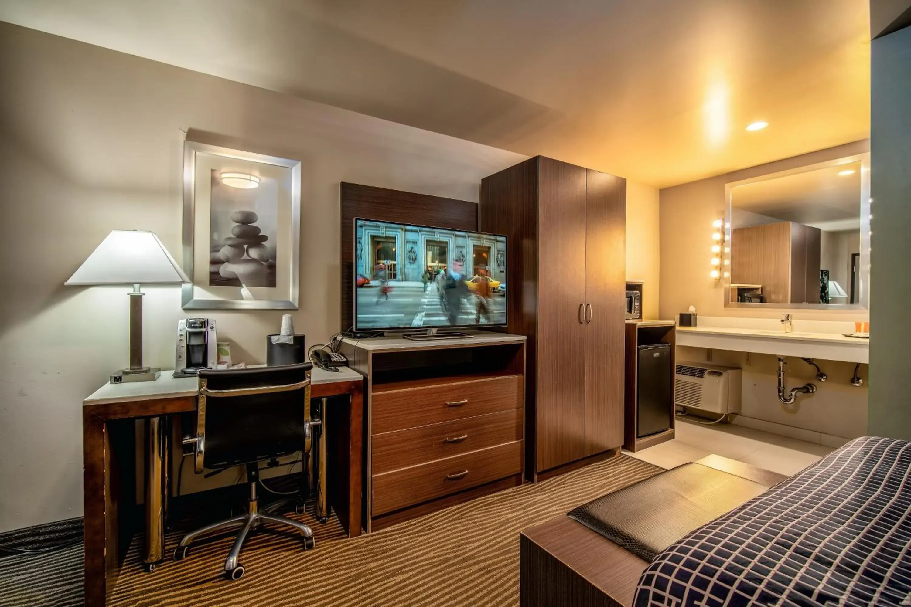 TV and multimedia, Bed in Crescent Bay Inn TV and multimedia, Bed in Crescent Bay Inn