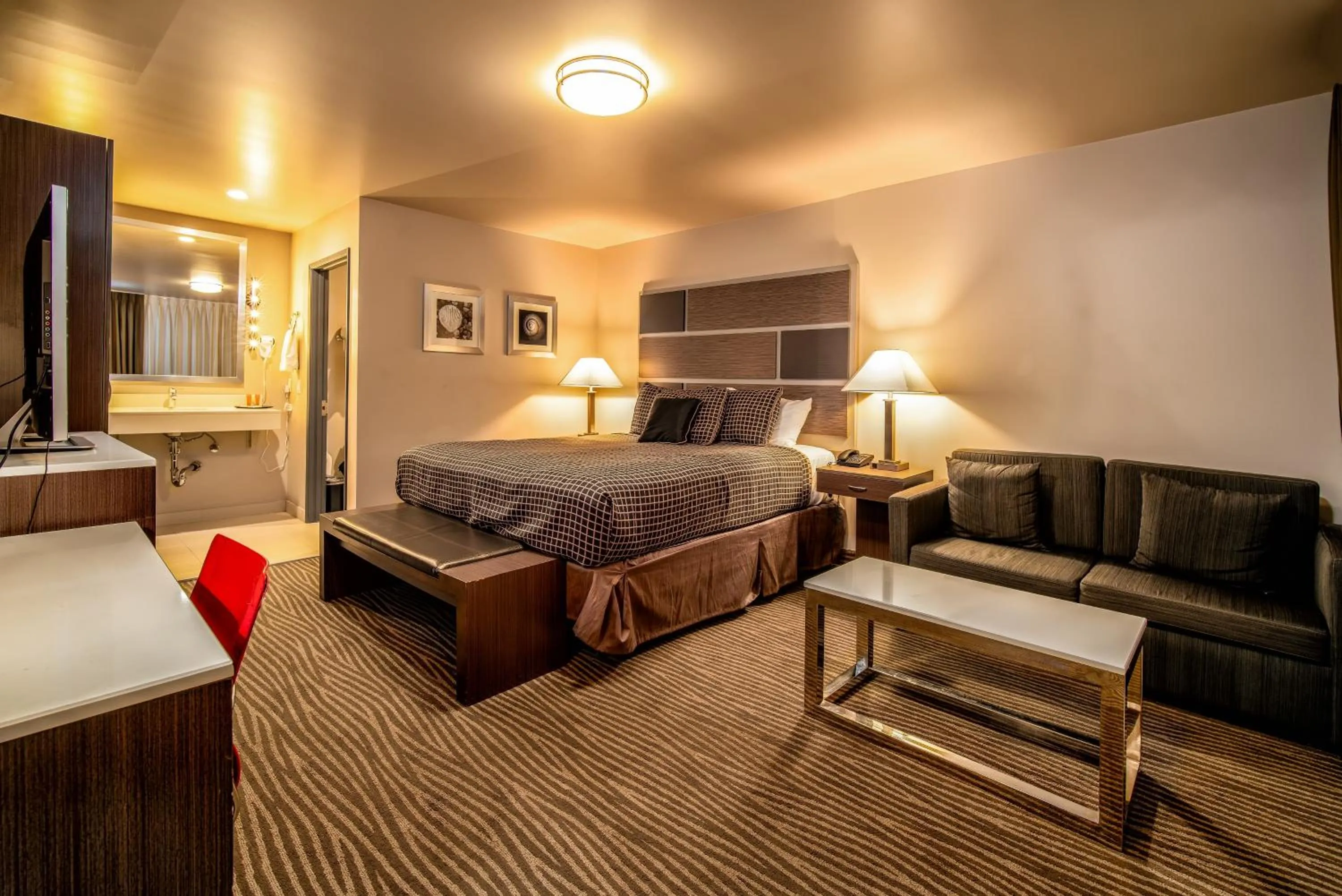 Photo of the whole room, Bed in Crescent Bay Inn