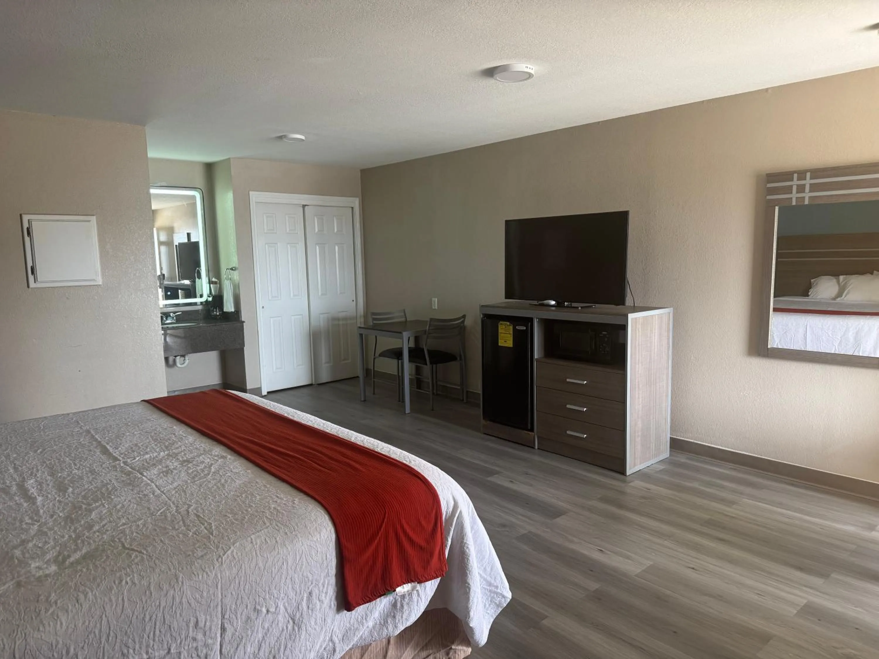 Bed in Deluxe Inn Palacios