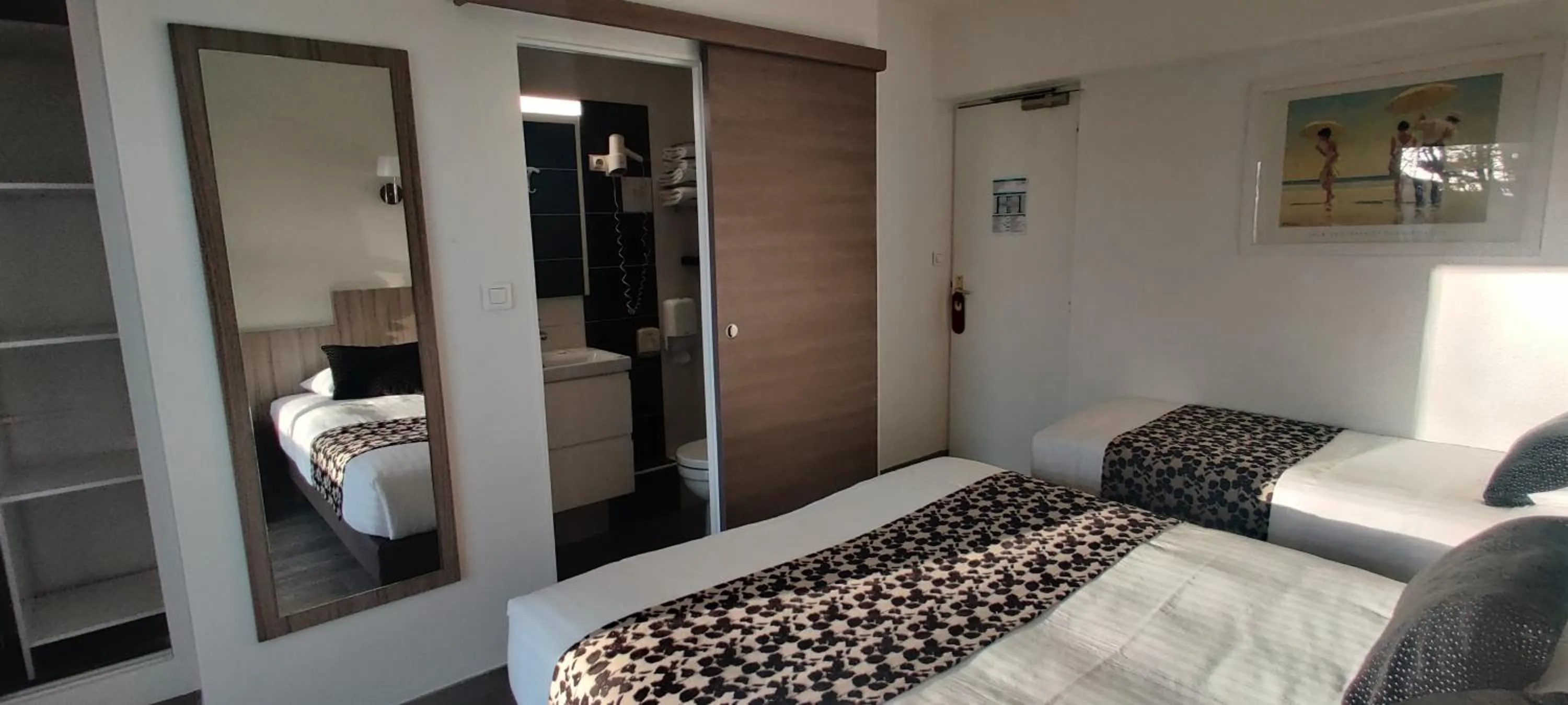 Property building, Bed in Logis Hôtel Les Bleuets