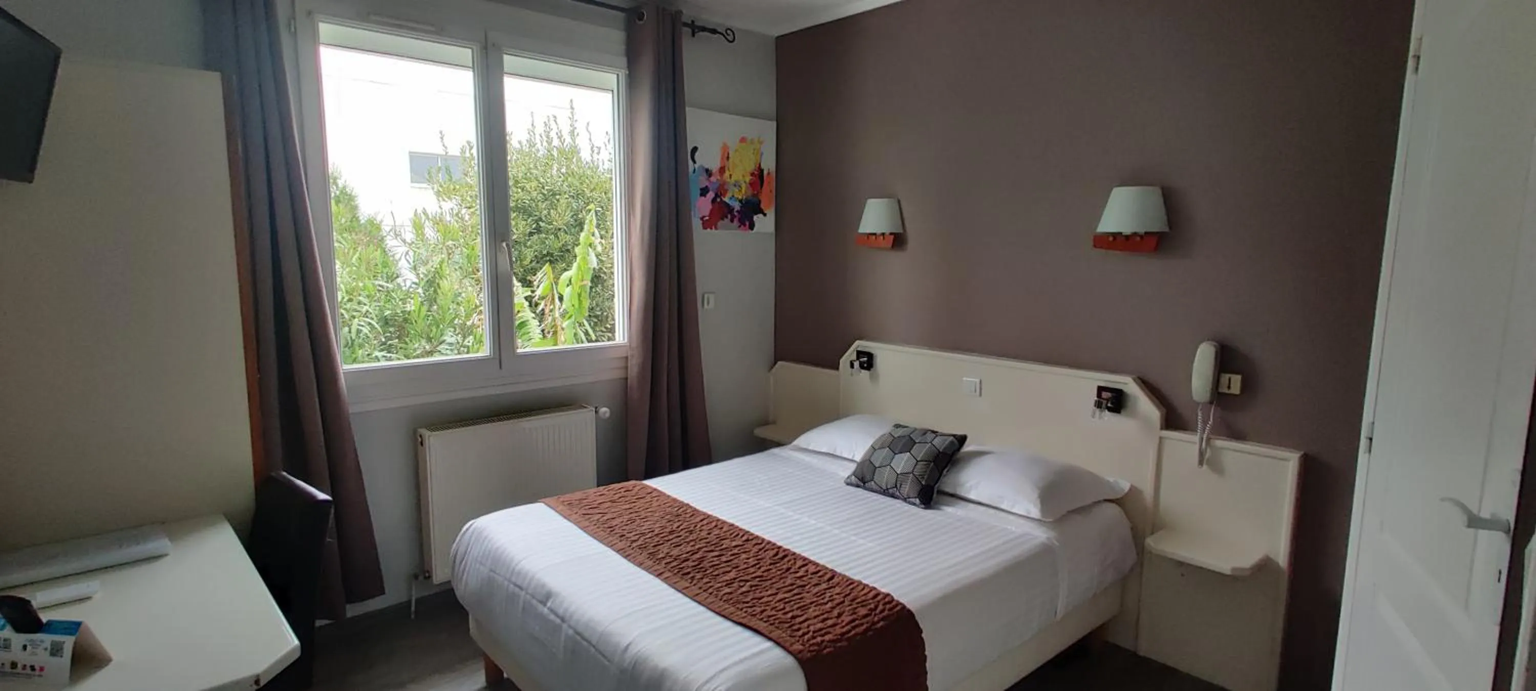 Property building, Bed in Logis Hôtel Les Bleuets