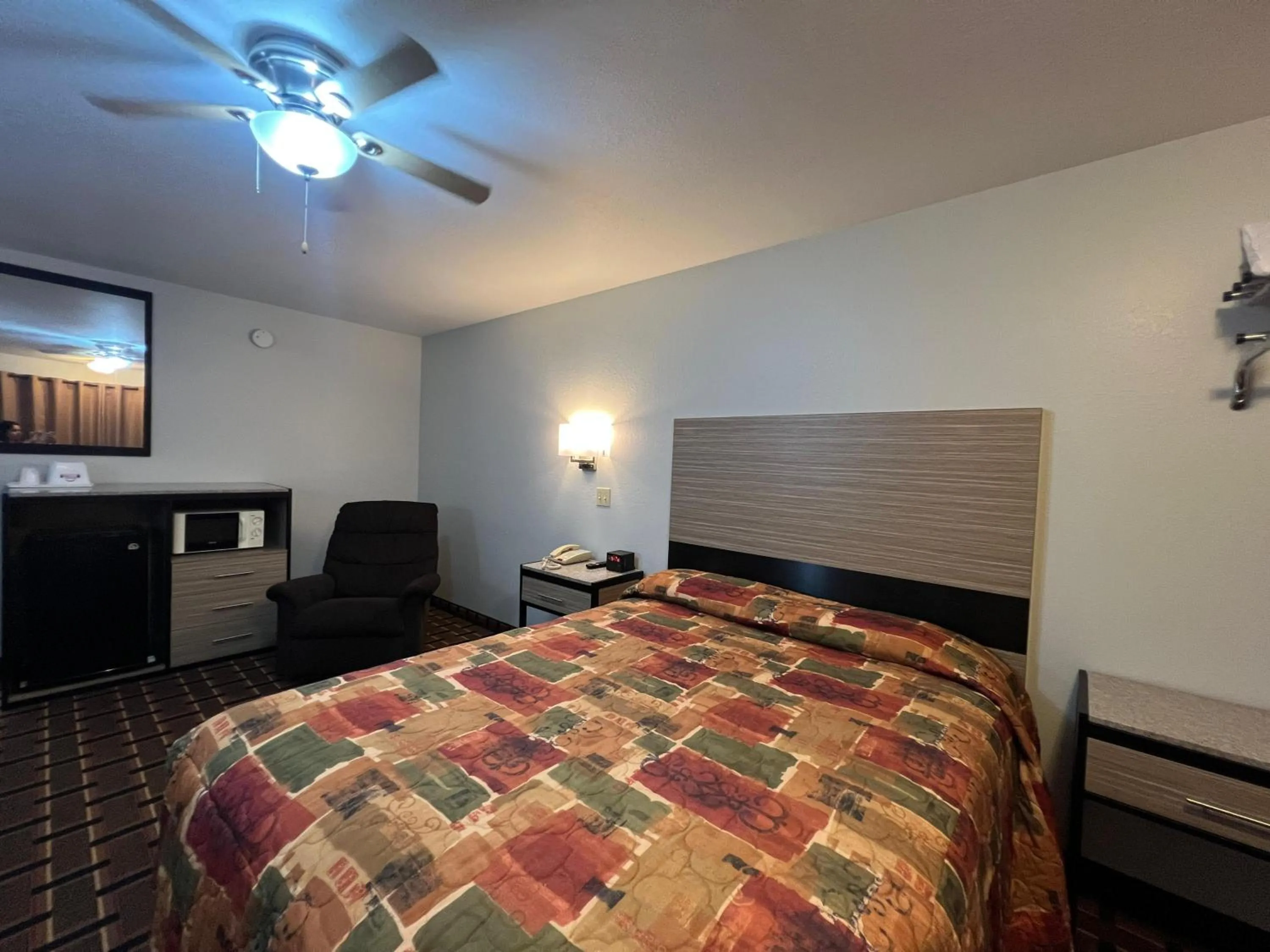 Bedroom, Bed in Deluxe Inn Capital O Nebraska City I 29