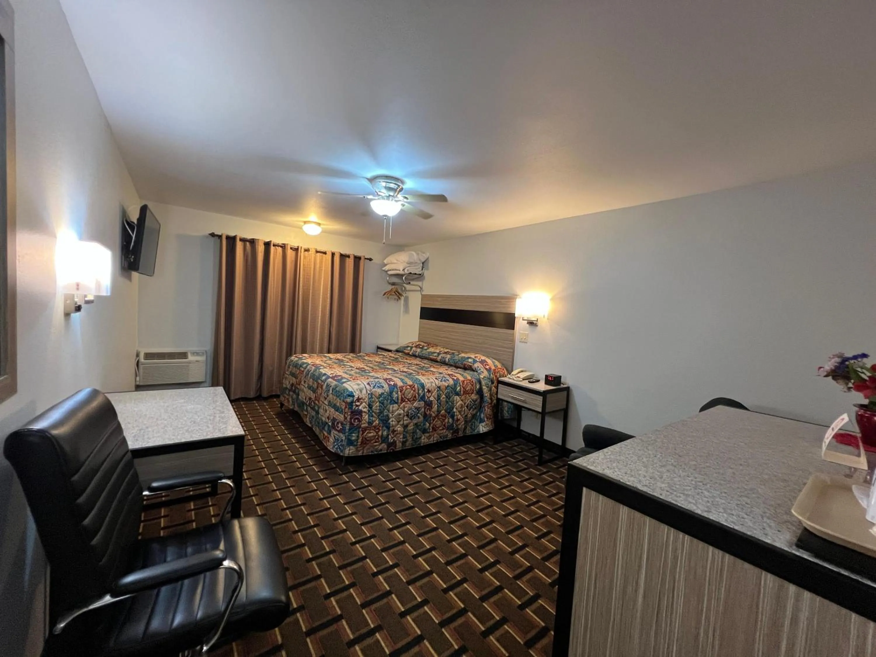 Bedroom, Bed in Deluxe Inn Capital O Nebraska City I 29