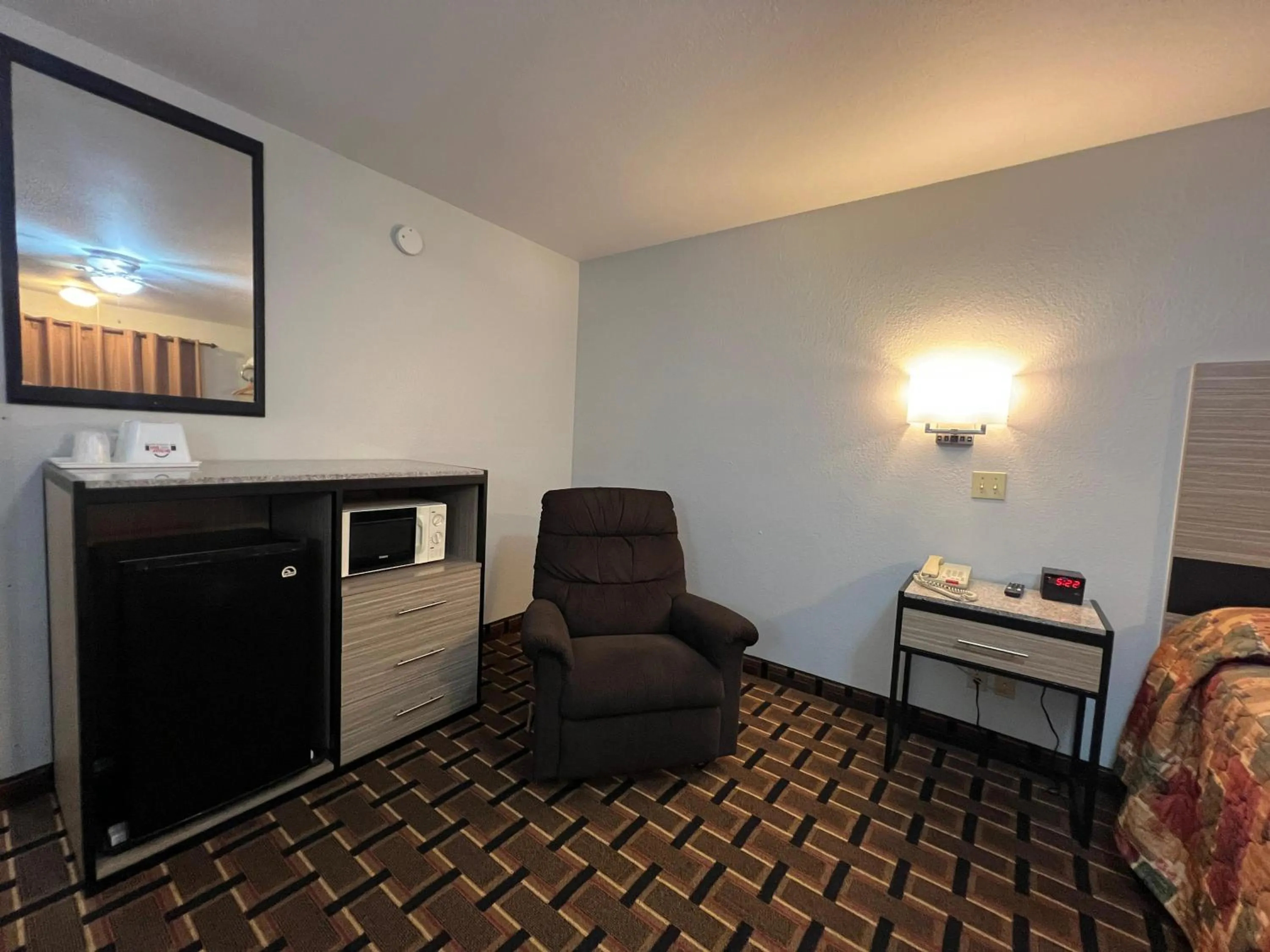 Bedroom, Bed in Deluxe Inn Capital O Nebraska City I 29