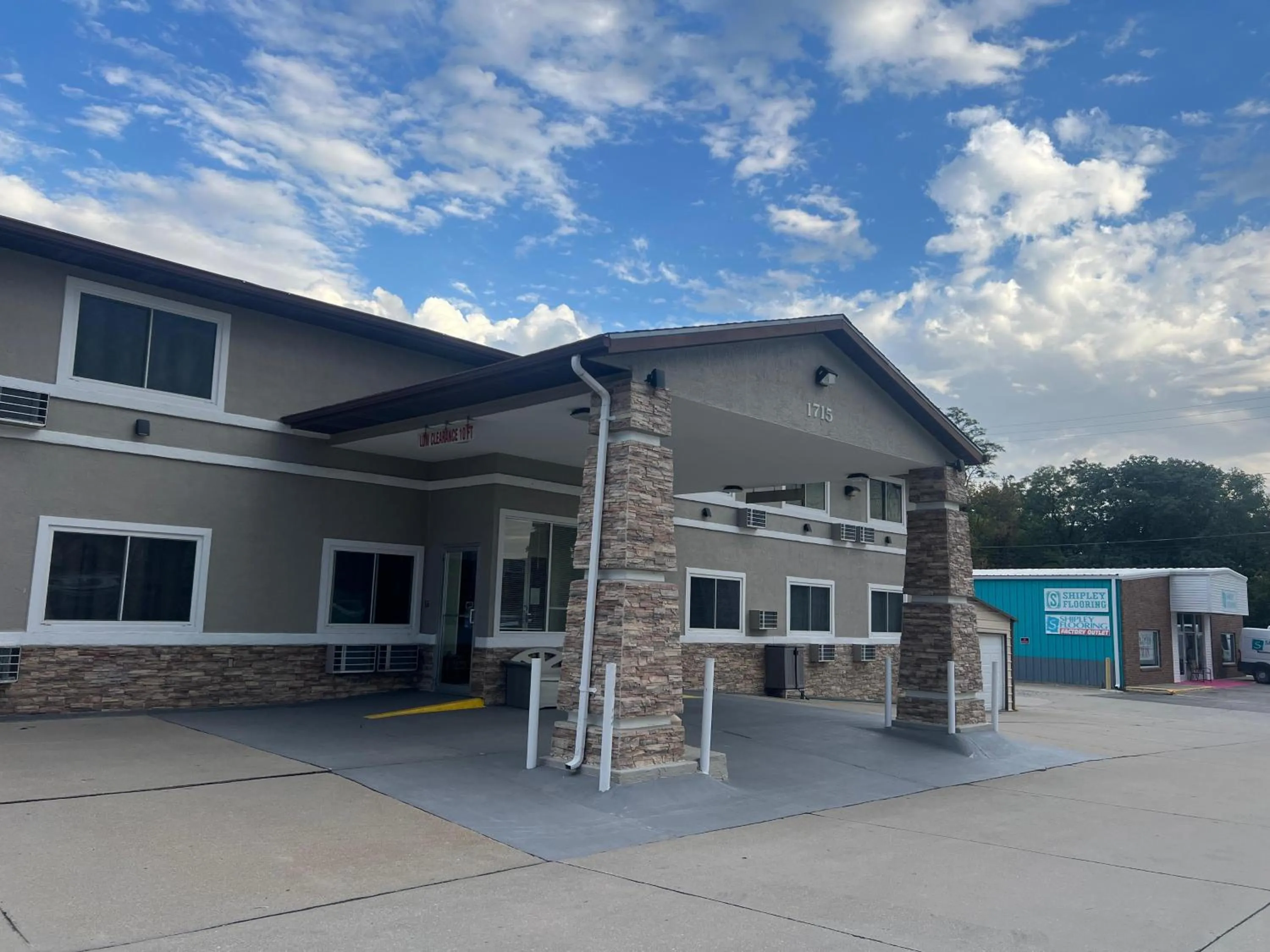 Property building in Deluxe Inn Capital O Nebraska City I 29