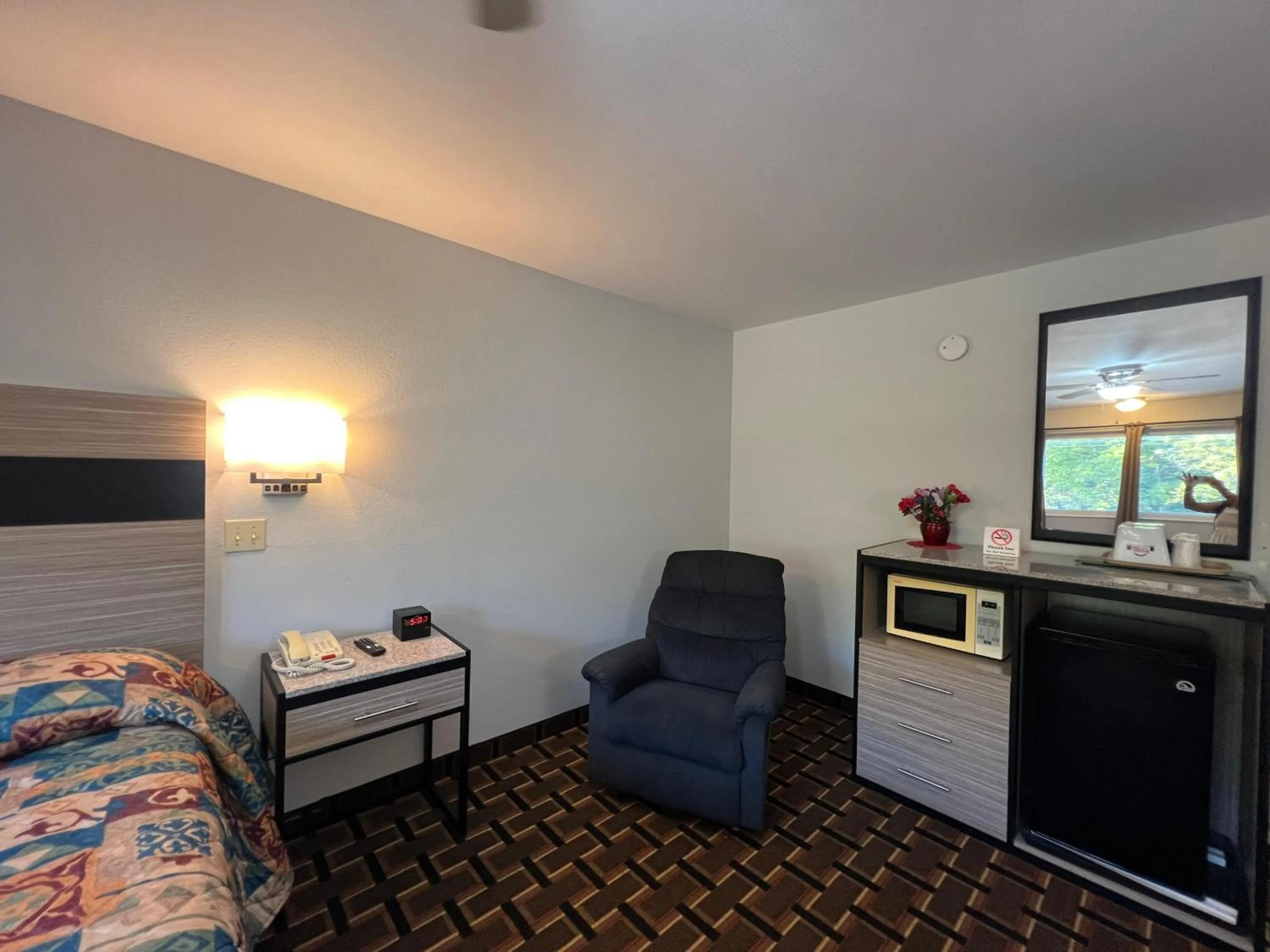 Bedroom, Bed in Deluxe Inn Capital O Nebraska City I 29