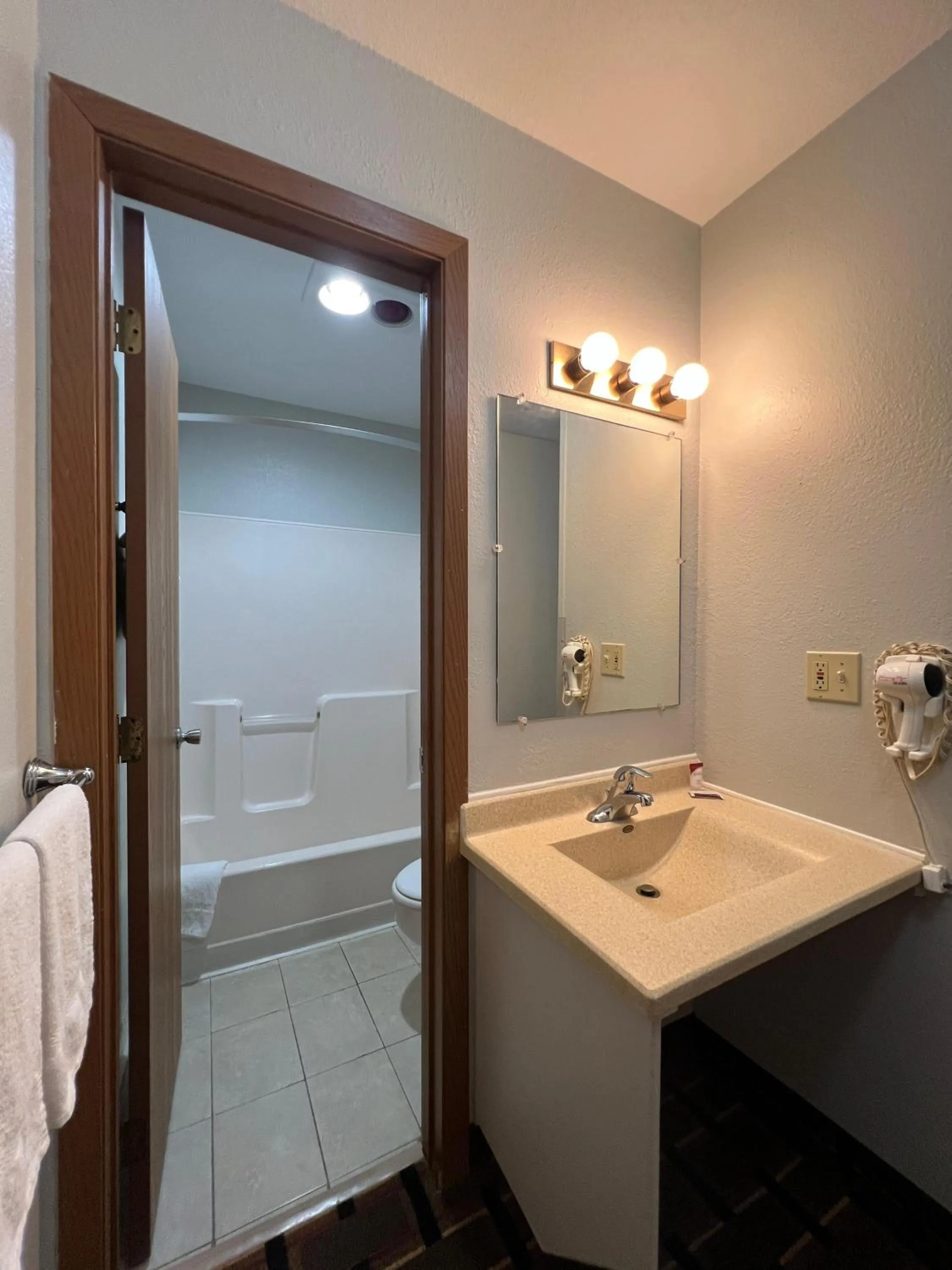 Bathroom in Deluxe Inn Capital O Nebraska City I 29