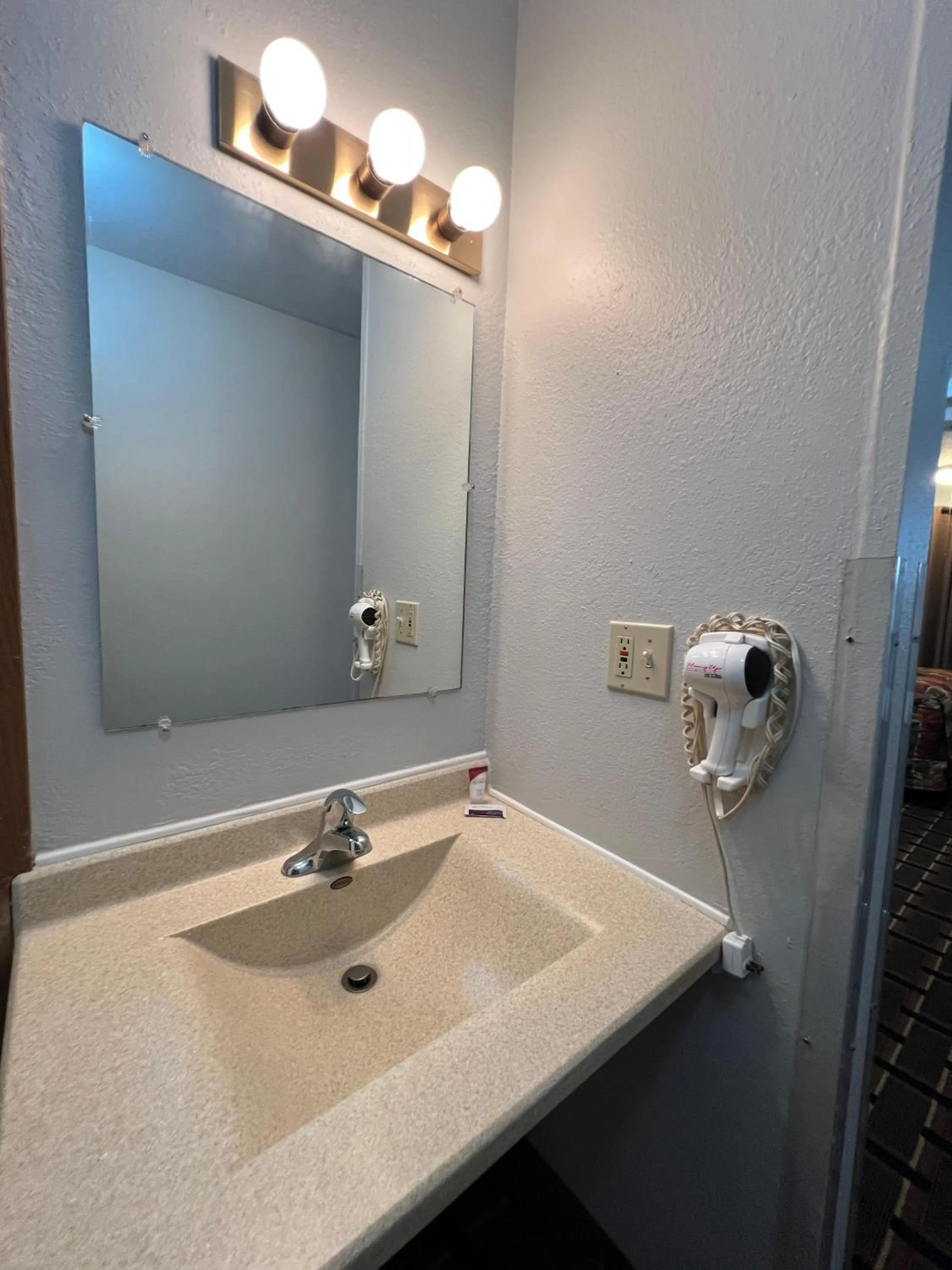 Bathroom in Deluxe Inn Capital O Nebraska City I 29