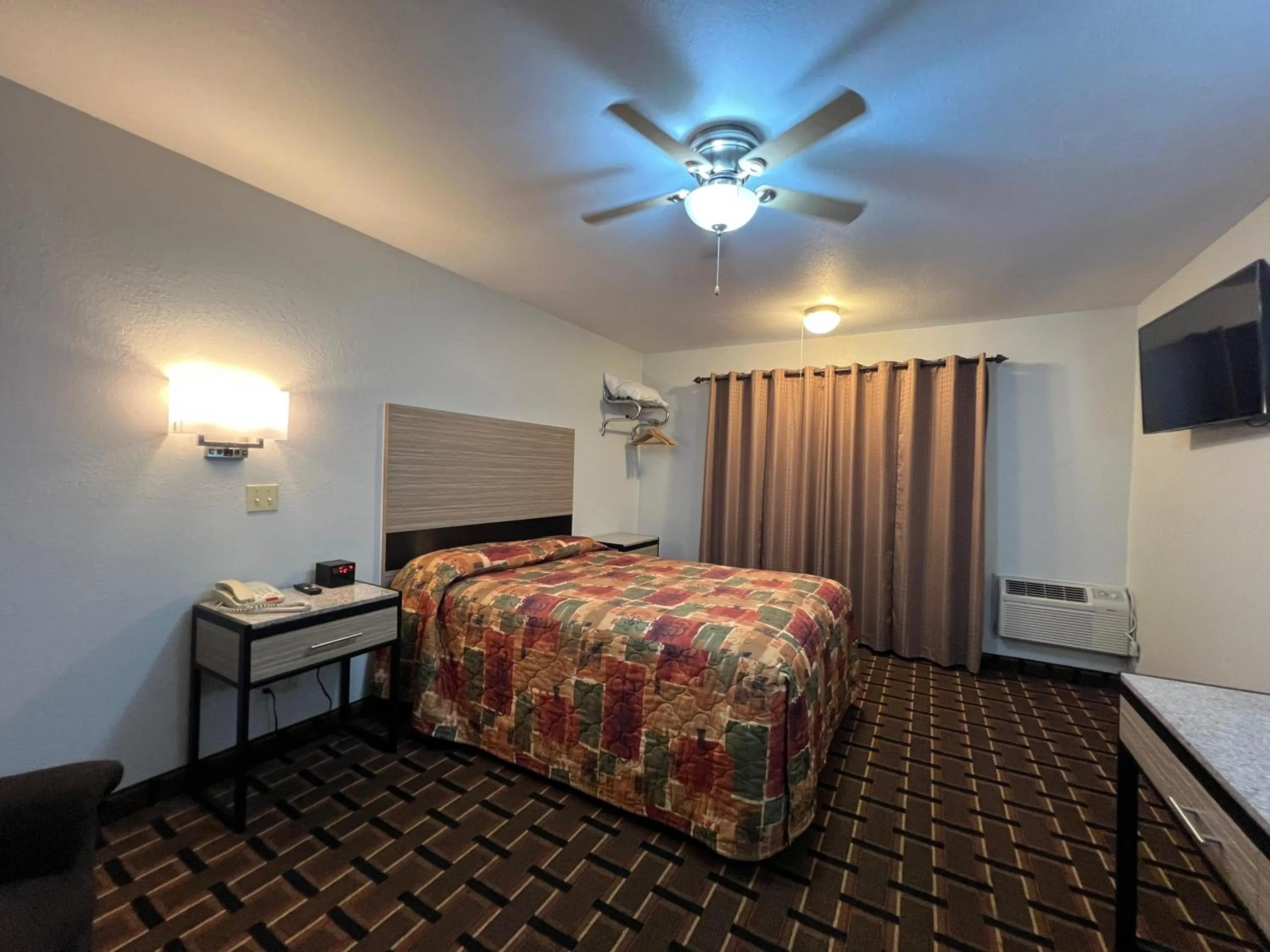 Bedroom, Bed in Deluxe Inn Capital O Nebraska City I 29