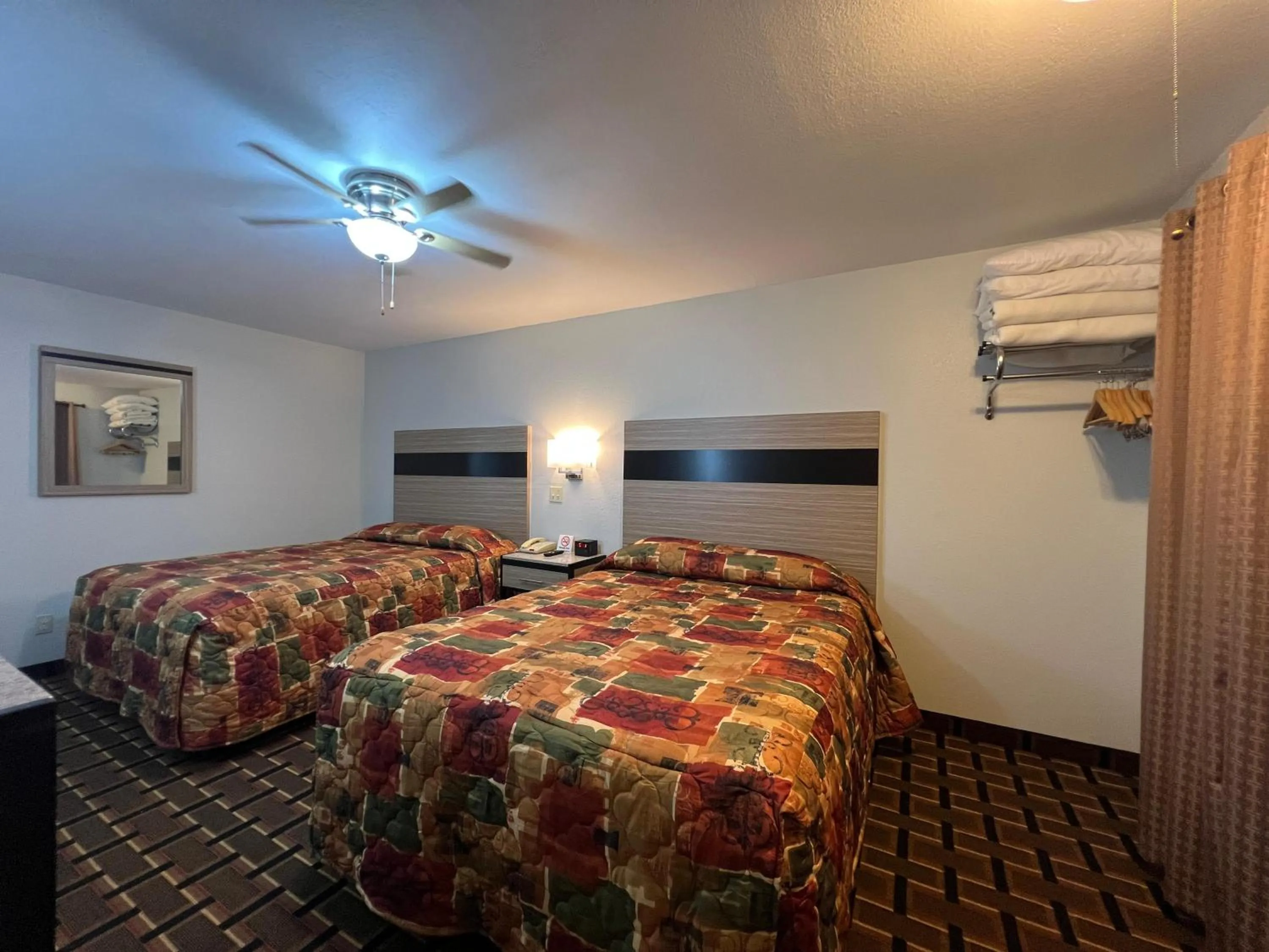 Bedroom, Bed in Deluxe Inn Capital O Nebraska City I 29