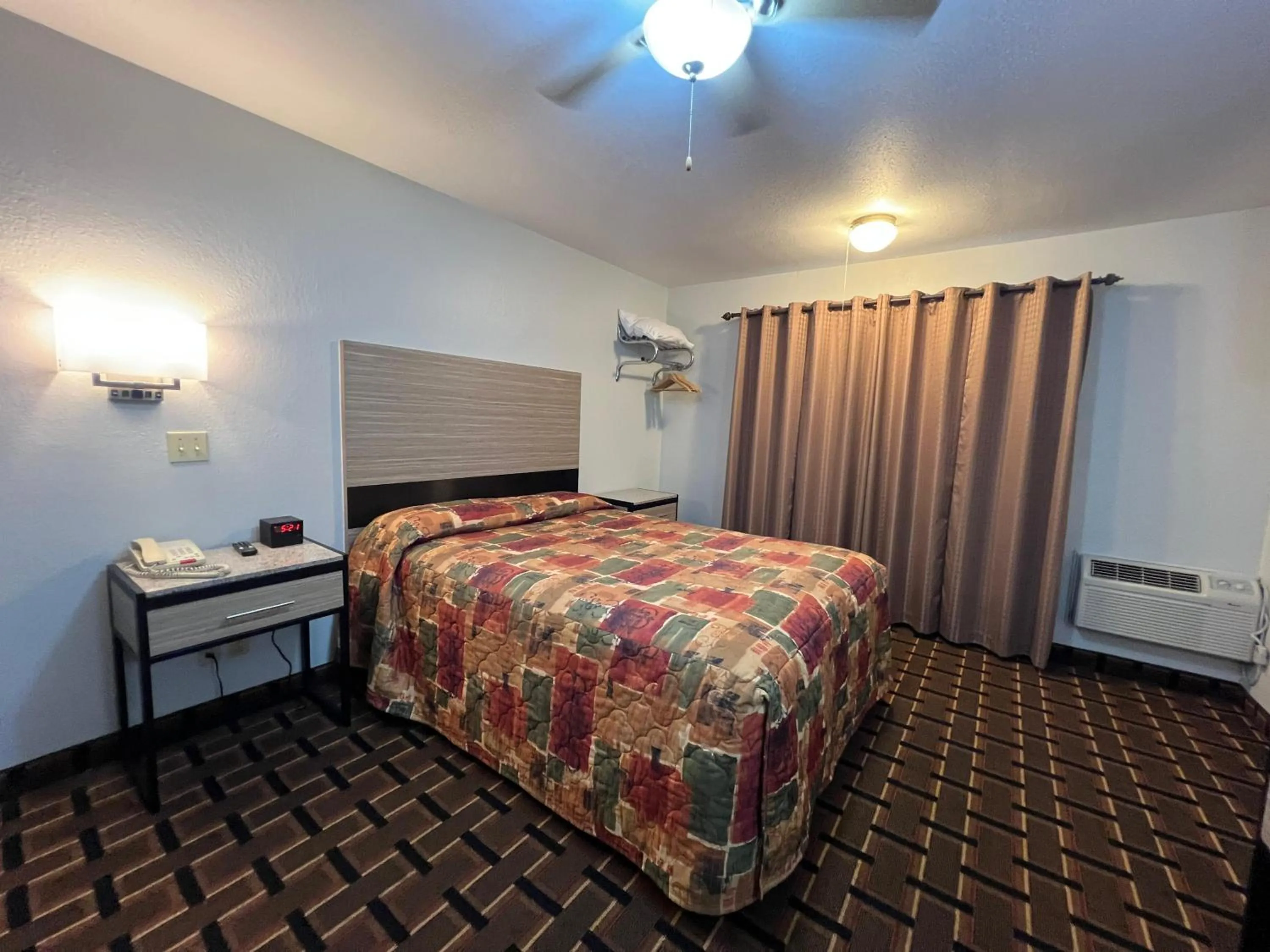 Bedroom, Bed in Deluxe Inn Capital O Nebraska City I 29