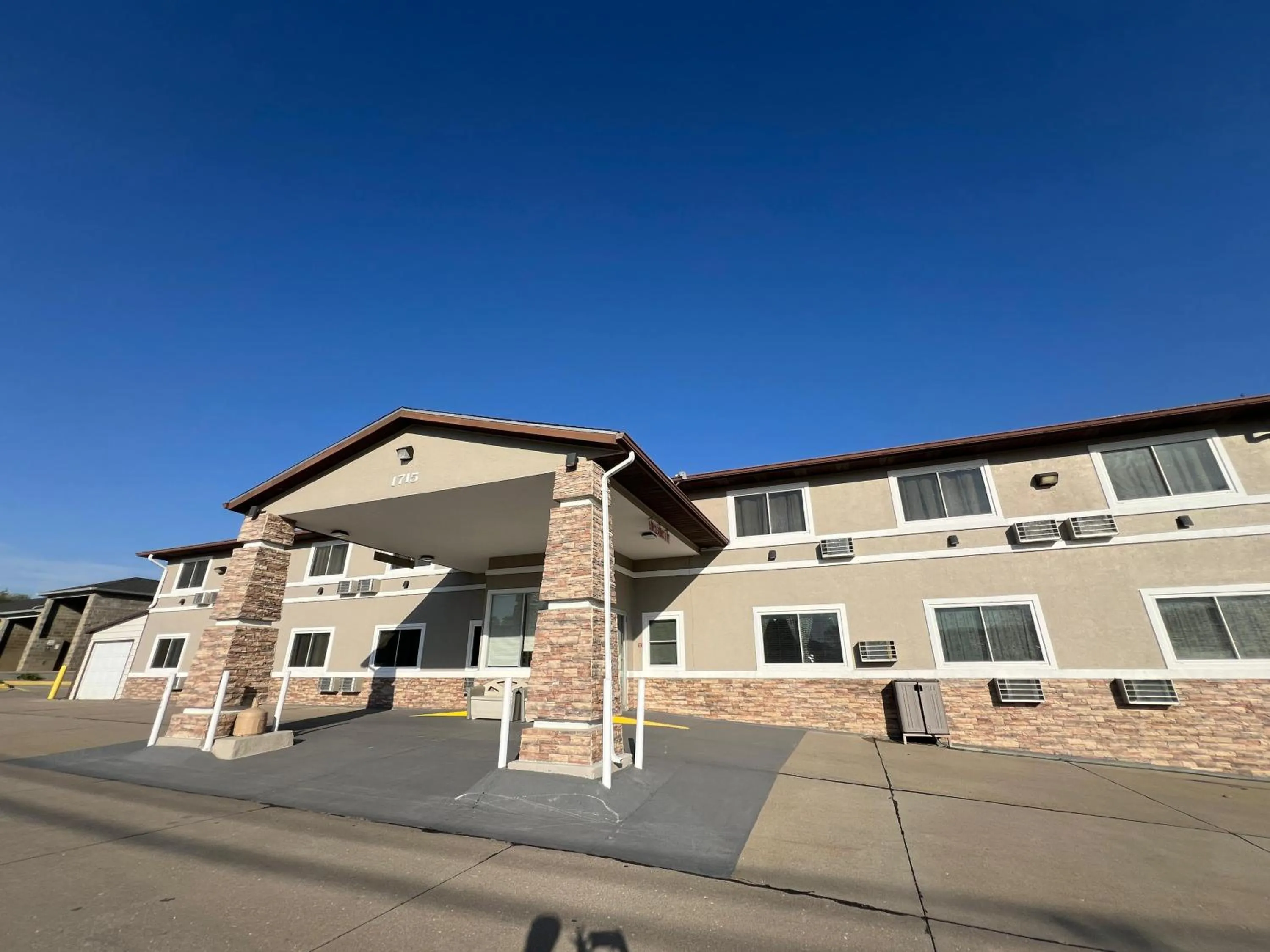 Facade/entrance in Deluxe Inn Capital O Nebraska City I 29