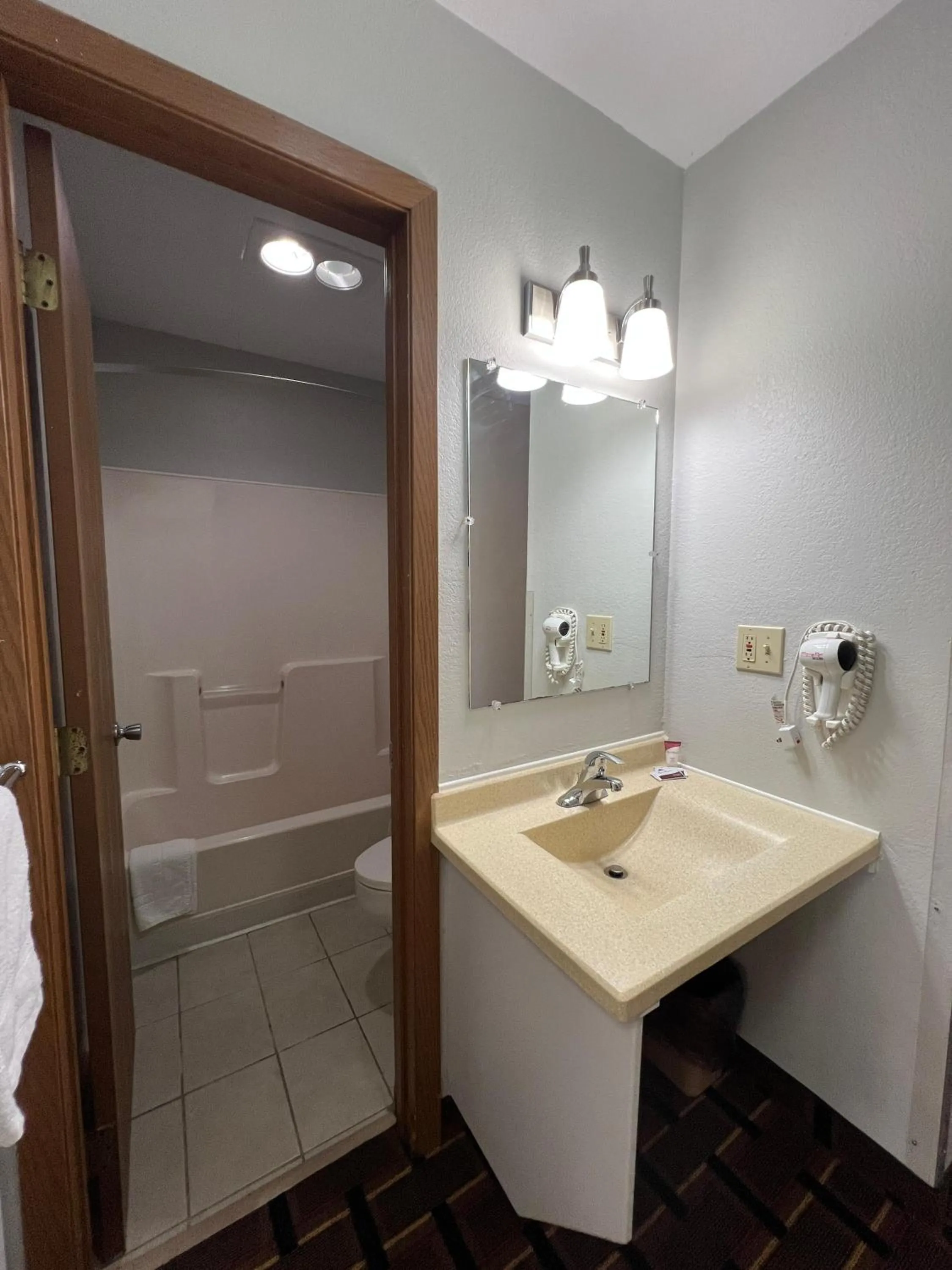 Bathroom in Deluxe Inn Capital O Nebraska City I 29