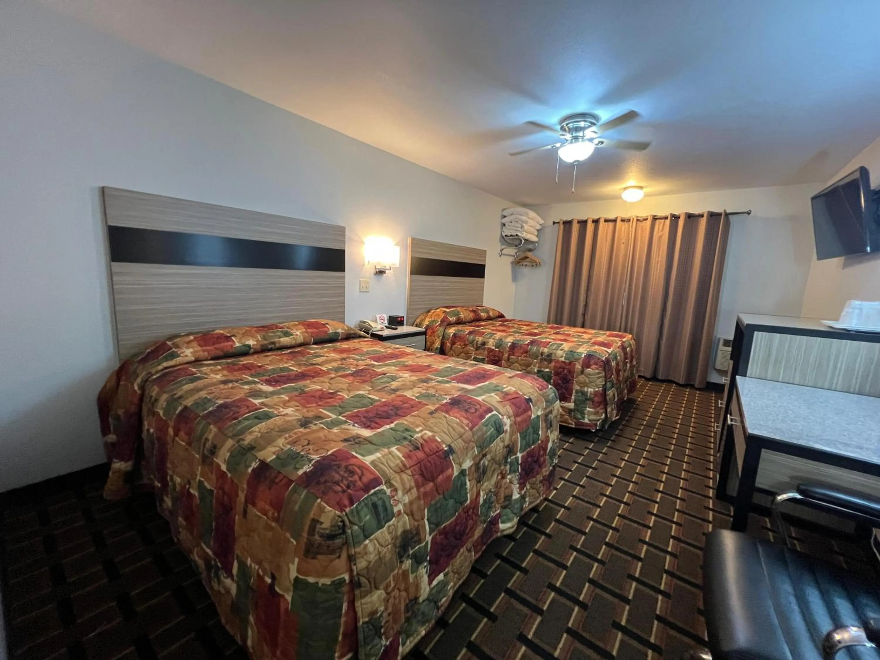 Bedroom, Bed in Deluxe Inn Capital O Nebraska City I 29