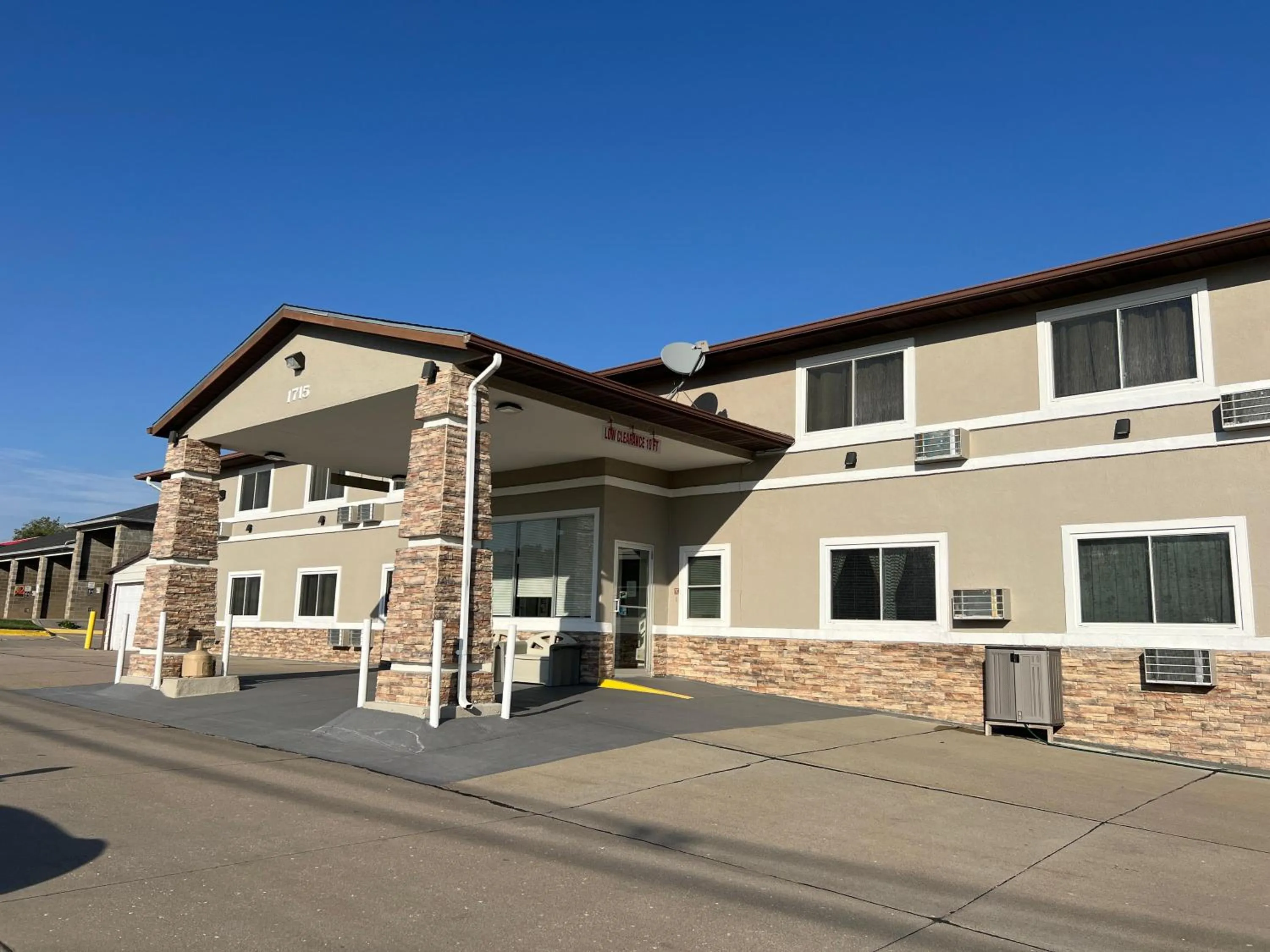 Property building in Deluxe Inn Capital O Nebraska City I 29