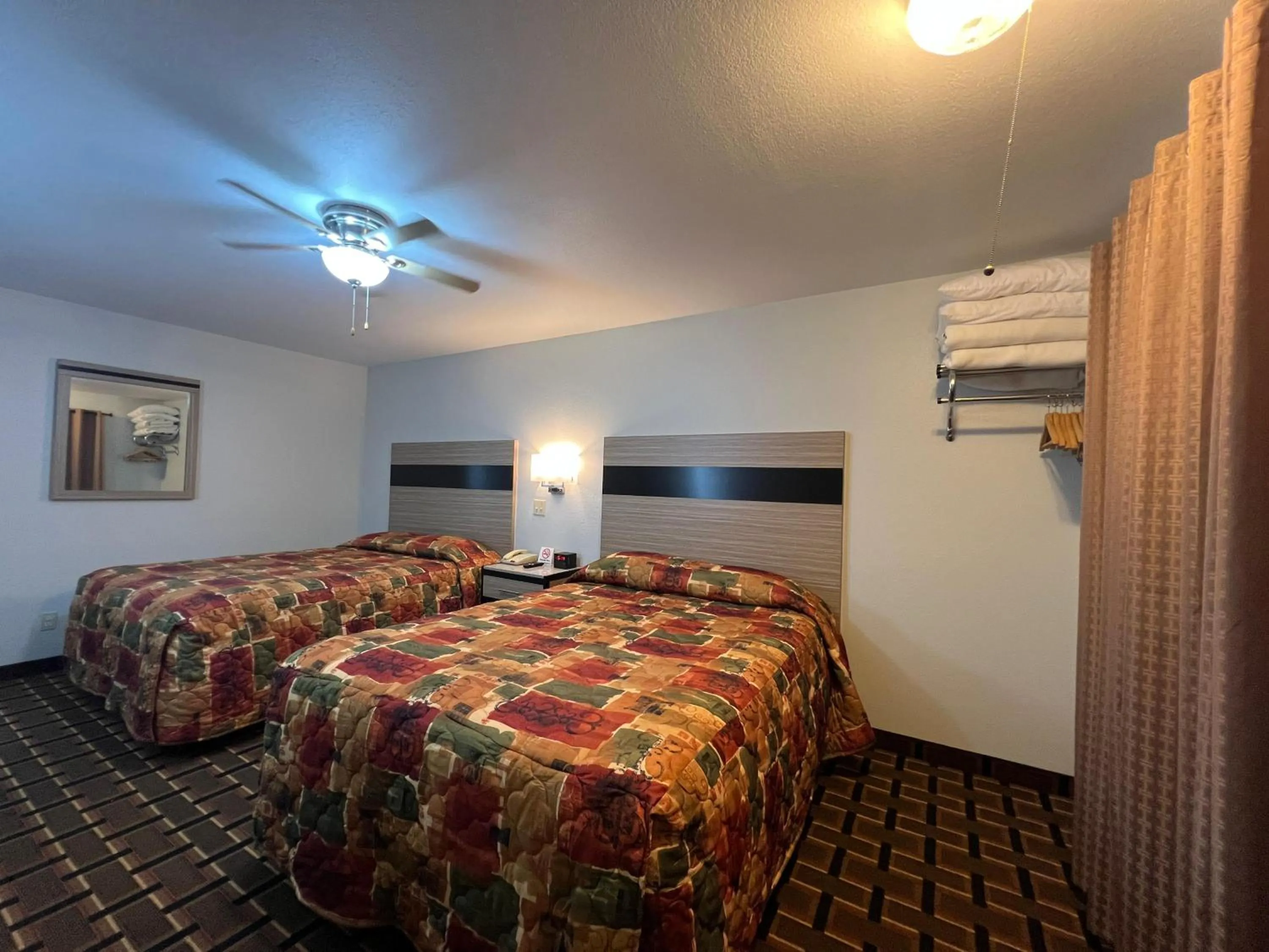 Bedroom, Bed in Deluxe Inn Capital O Nebraska City I 29