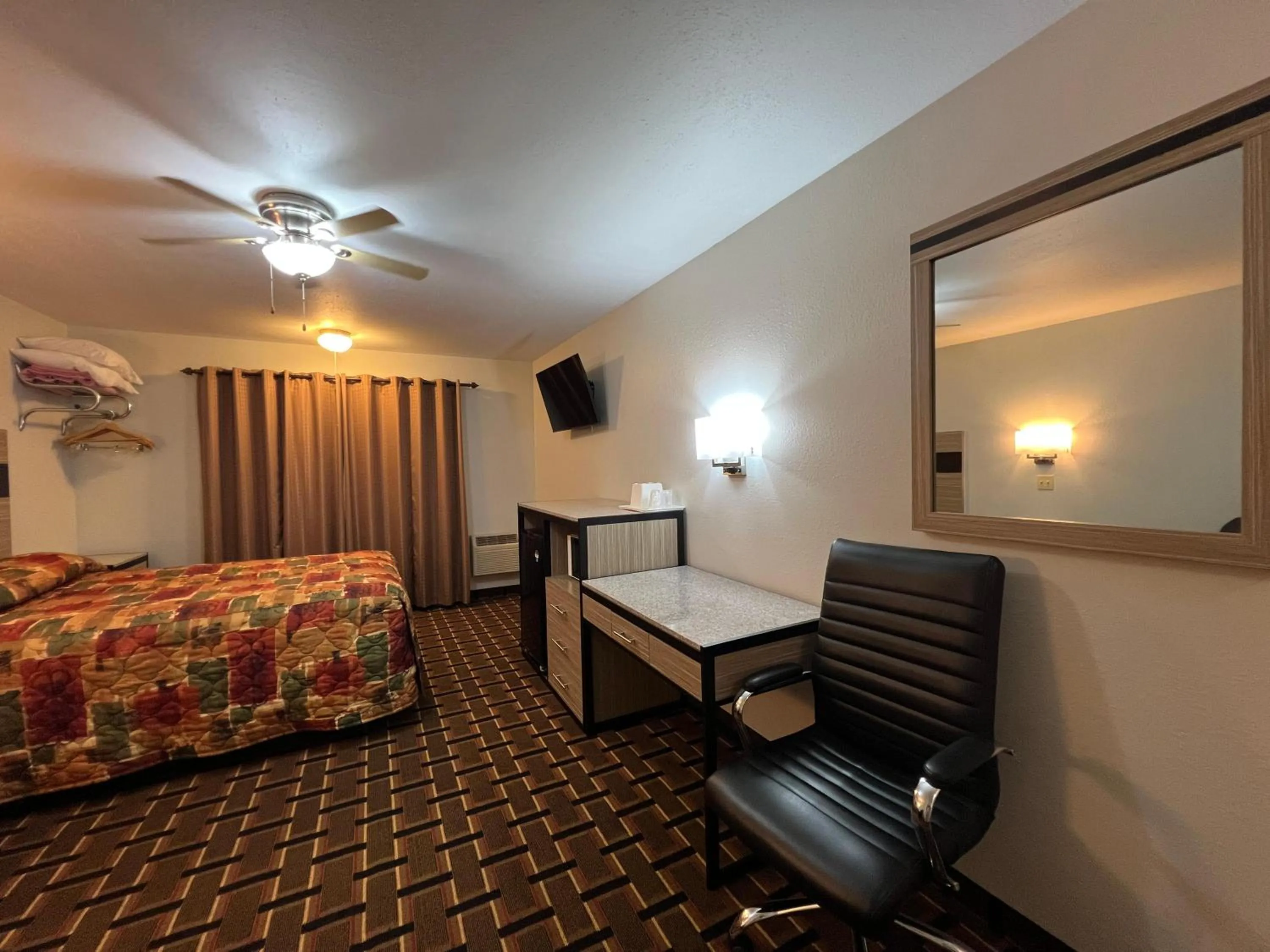 Bedroom, Bed in Deluxe Inn Capital O Nebraska City I 29