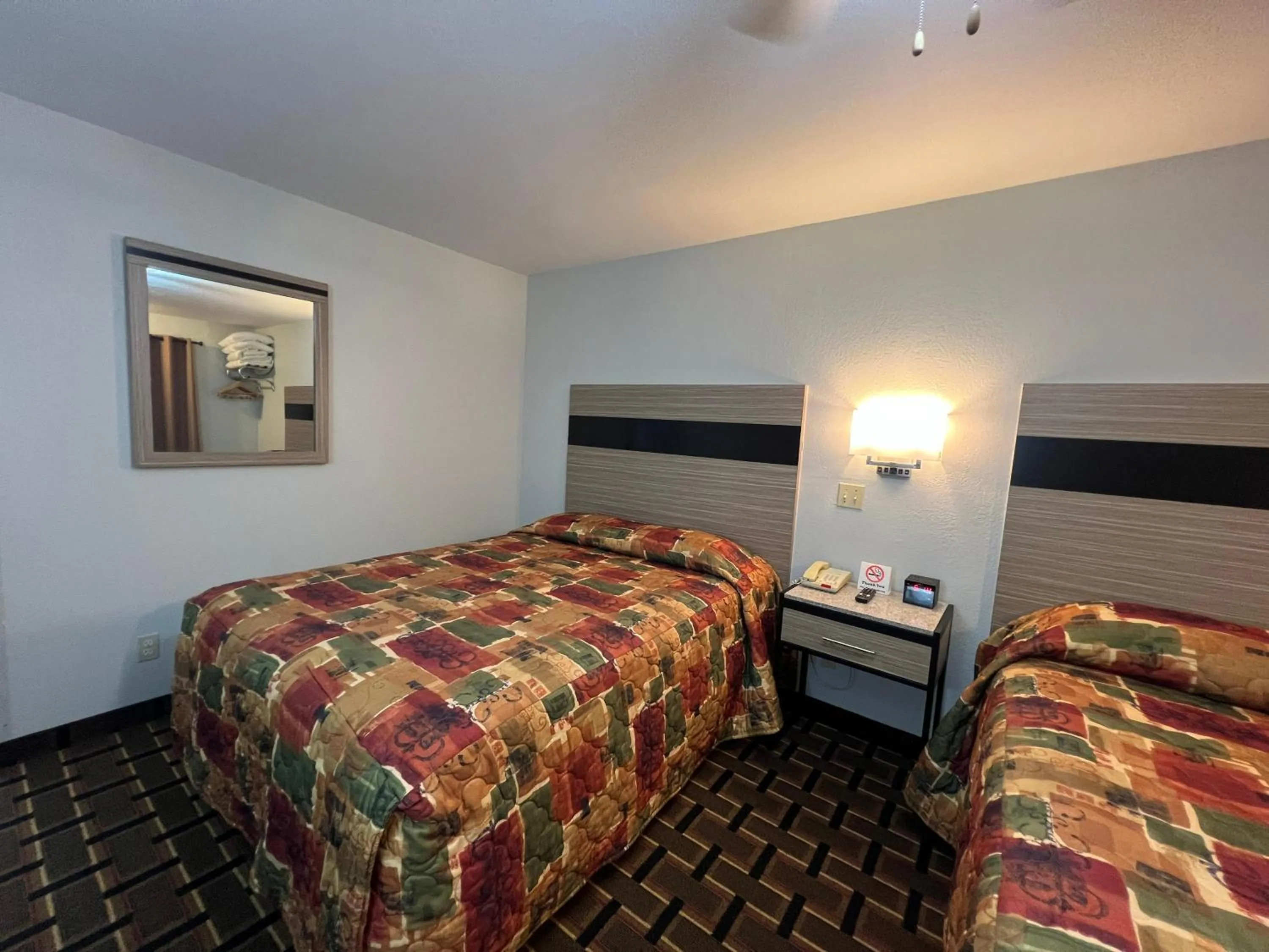 Bedroom, Bed in Deluxe Inn Capital O Nebraska City I 29