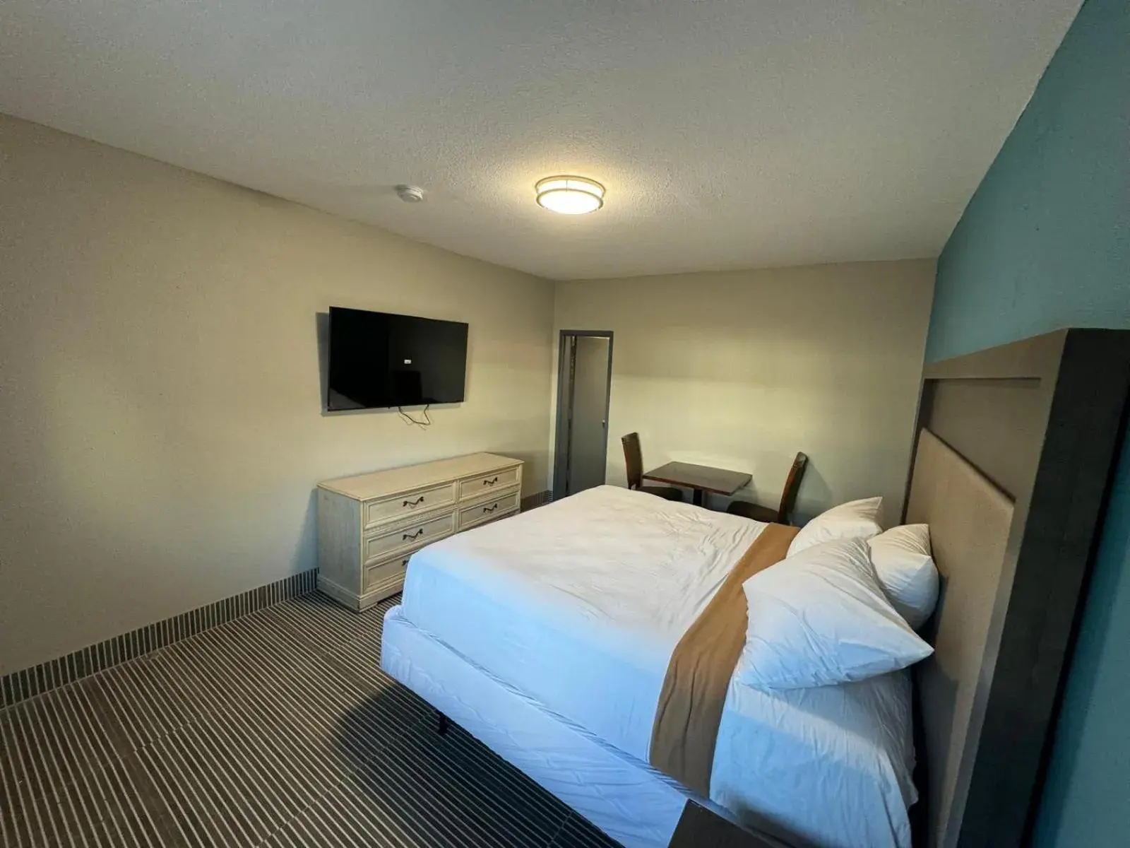 Bed in Essence Express Elizabeth EWR Airport Bed in Essence Express Elizabeth EWR Airport