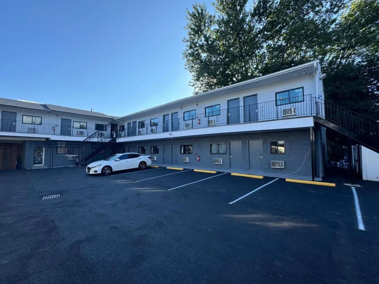 Property building in Essence Express Elizabeth EWR Airport Property building in Essence Express Elizabeth EWR Airport