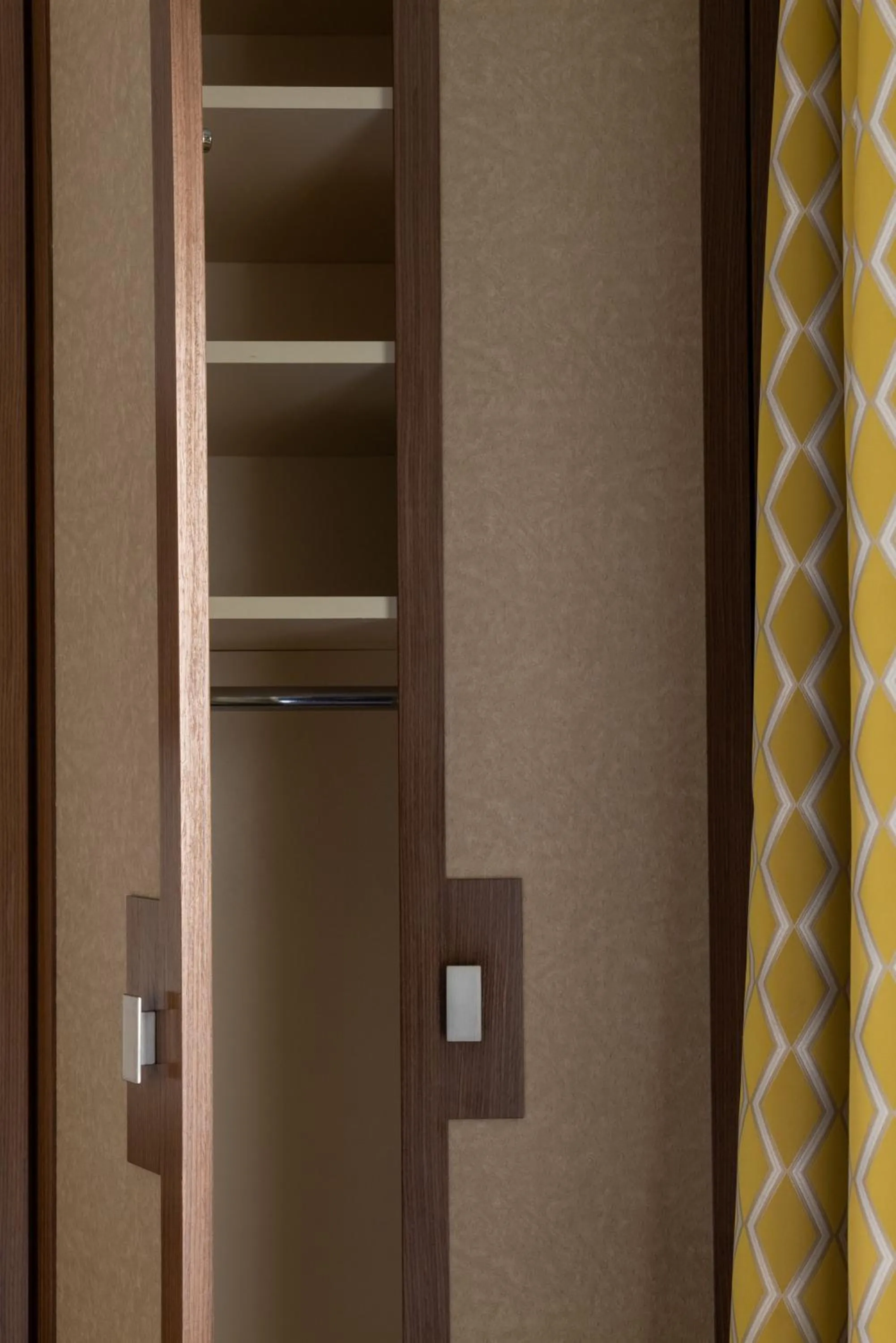 wardrobe in Hôtel Le Colisée