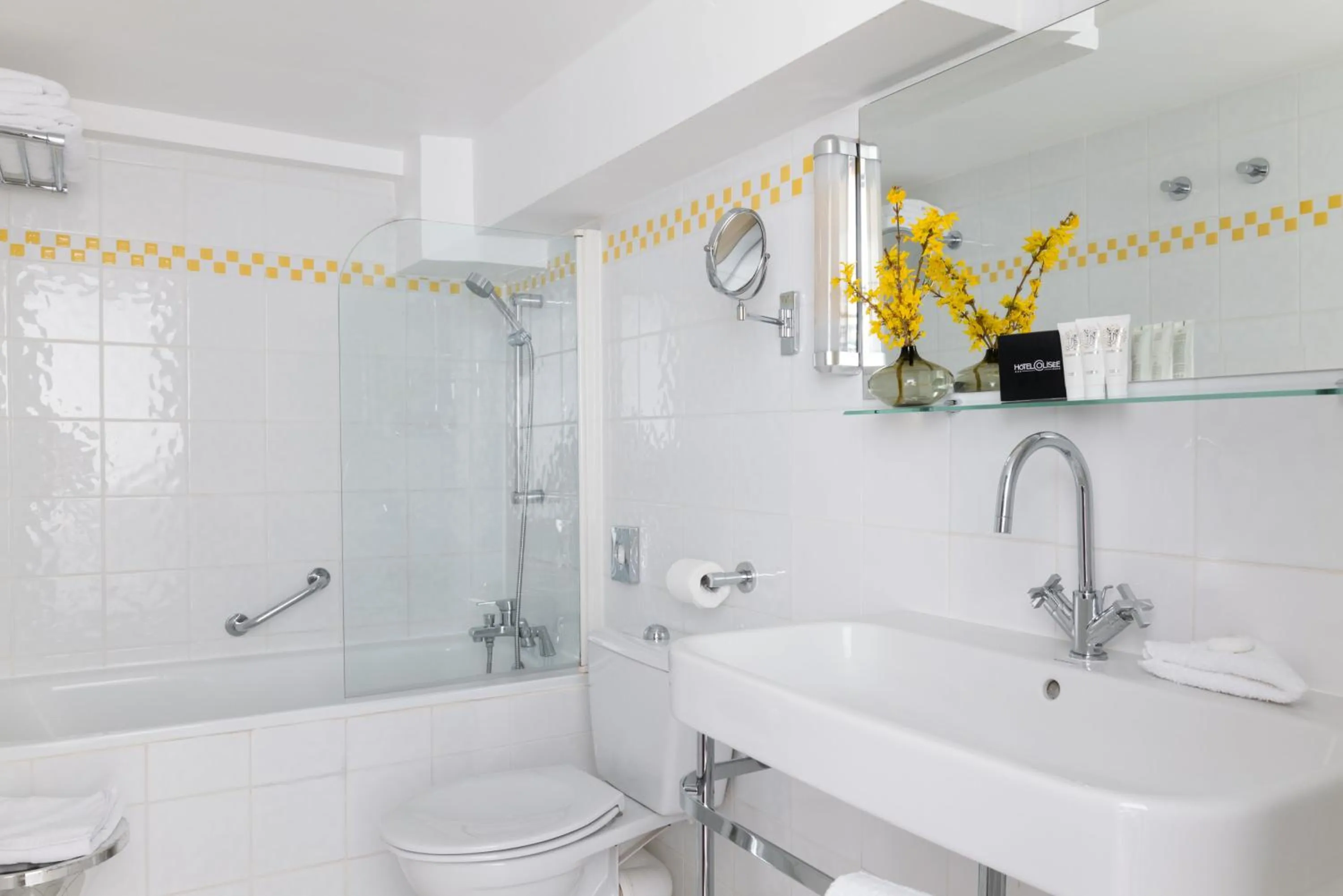 Bath in Hôtel Le Colisée