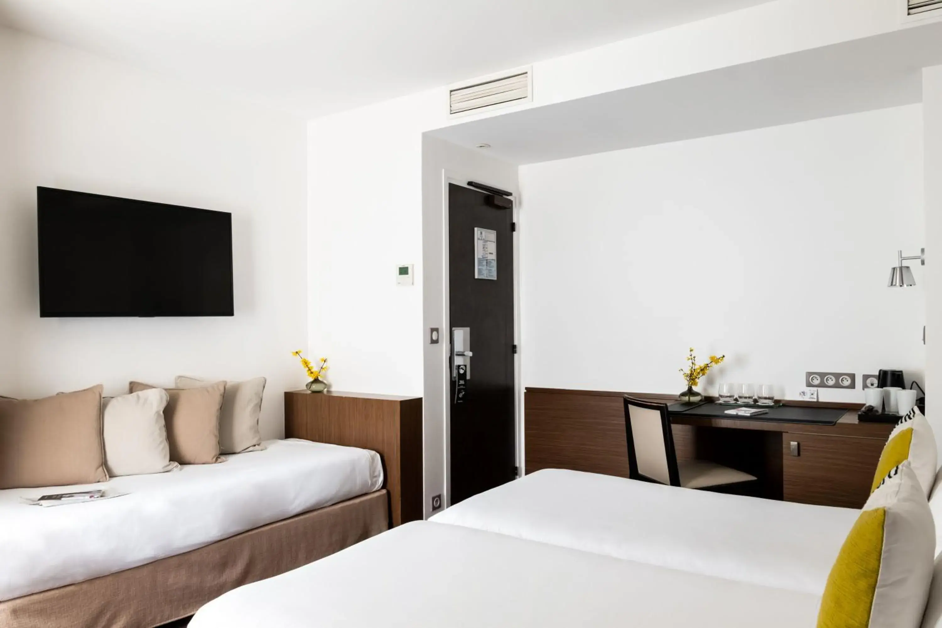 Bed in Hôtel Le Colisée Bed in Hôtel Le Colisée