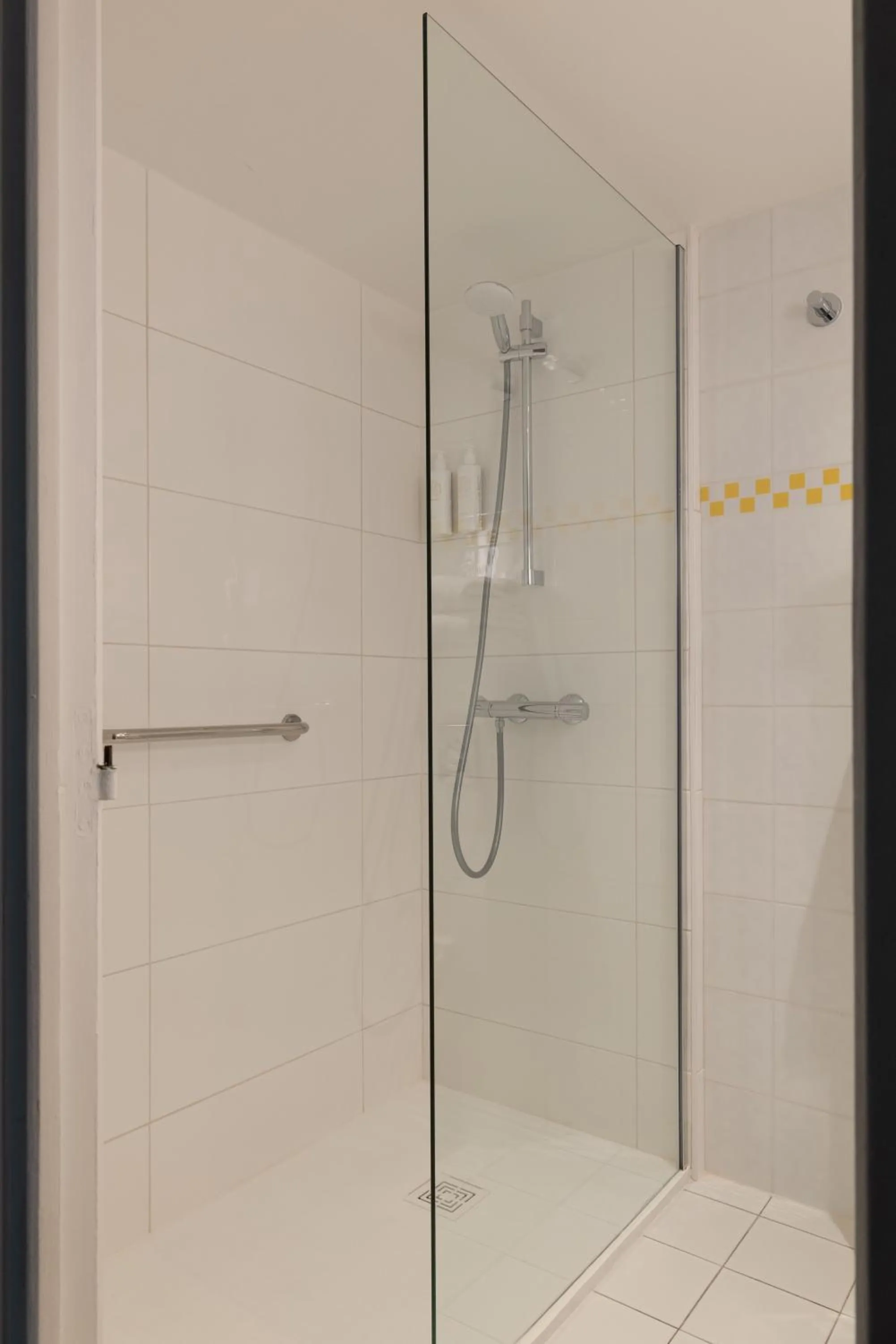 Shower in Hôtel Le Colisée