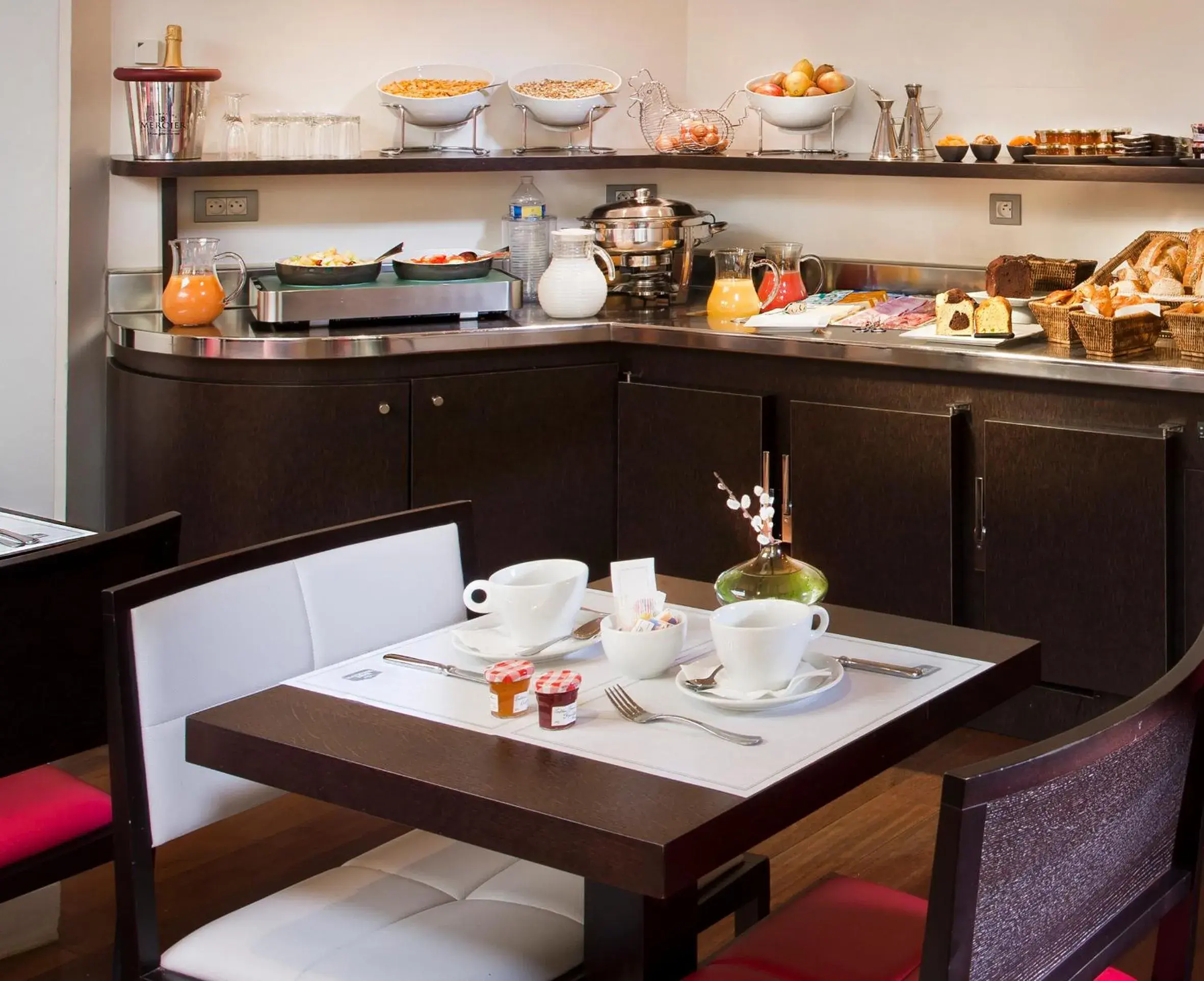 Breakfast in Hôtel Le Colisée Breakfast in Hôtel Le Colisée