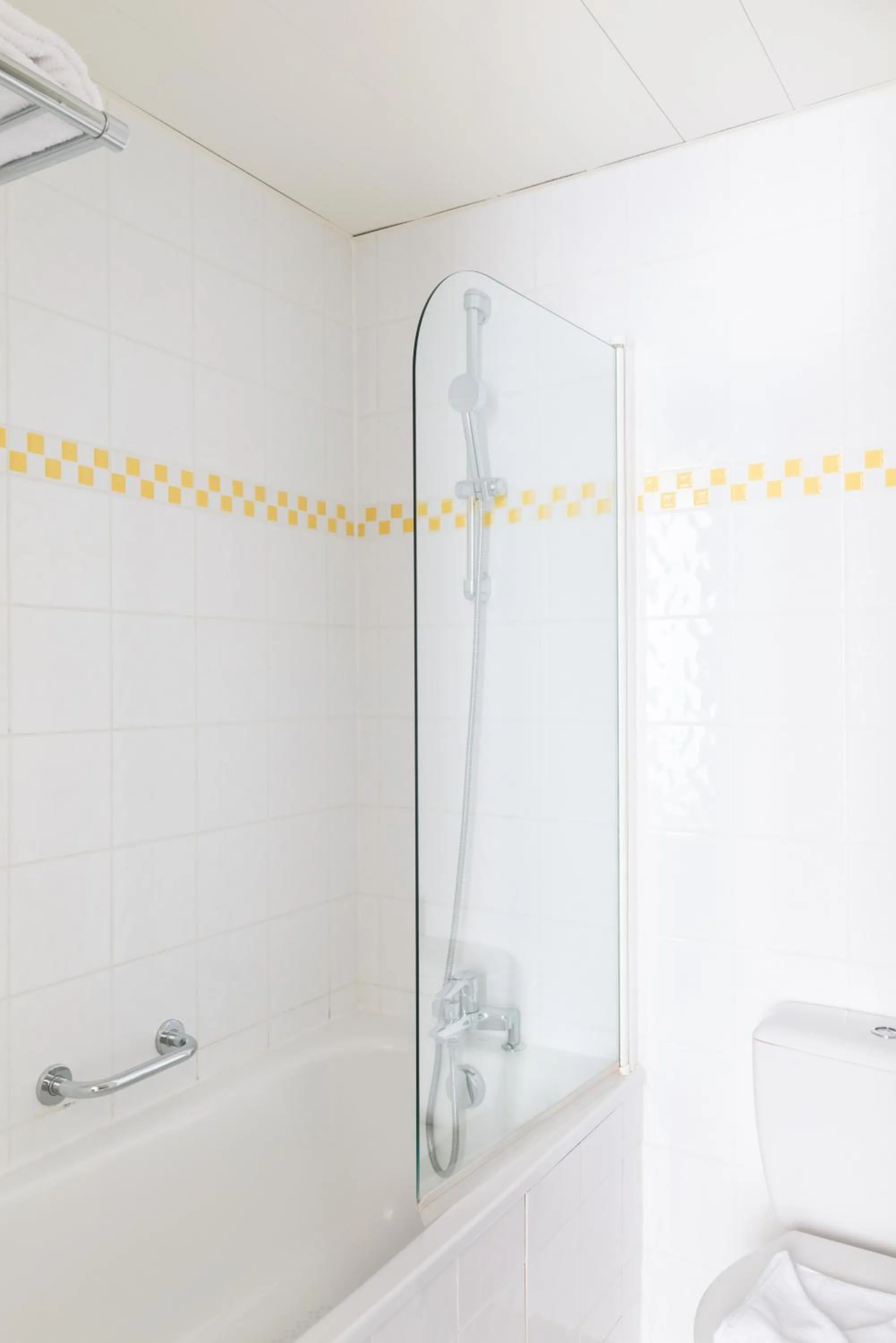 Bath in Hôtel Le Colisée