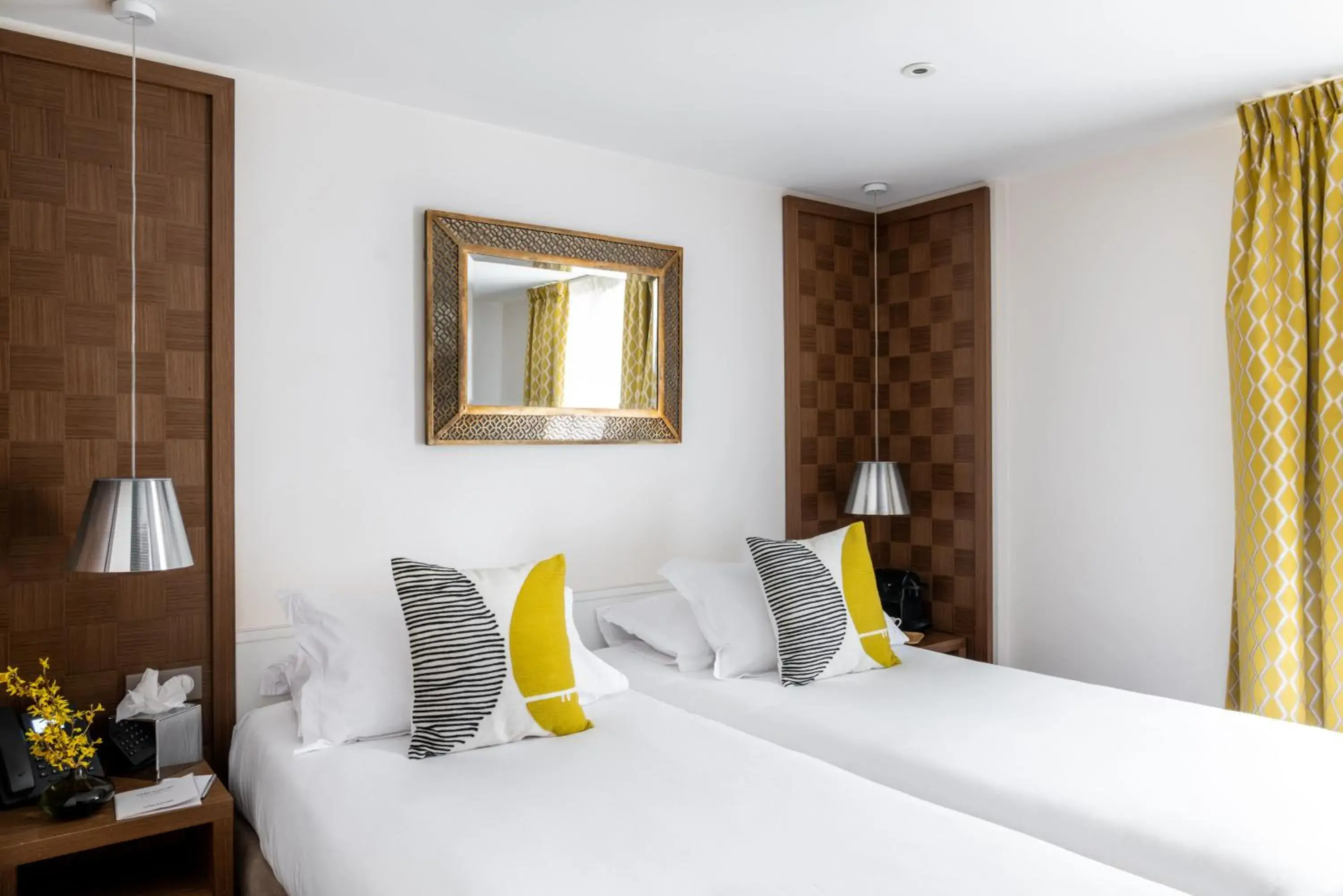 Twin Room in Hôtel Le Colisée Twin Room in Hôtel Le Colisée