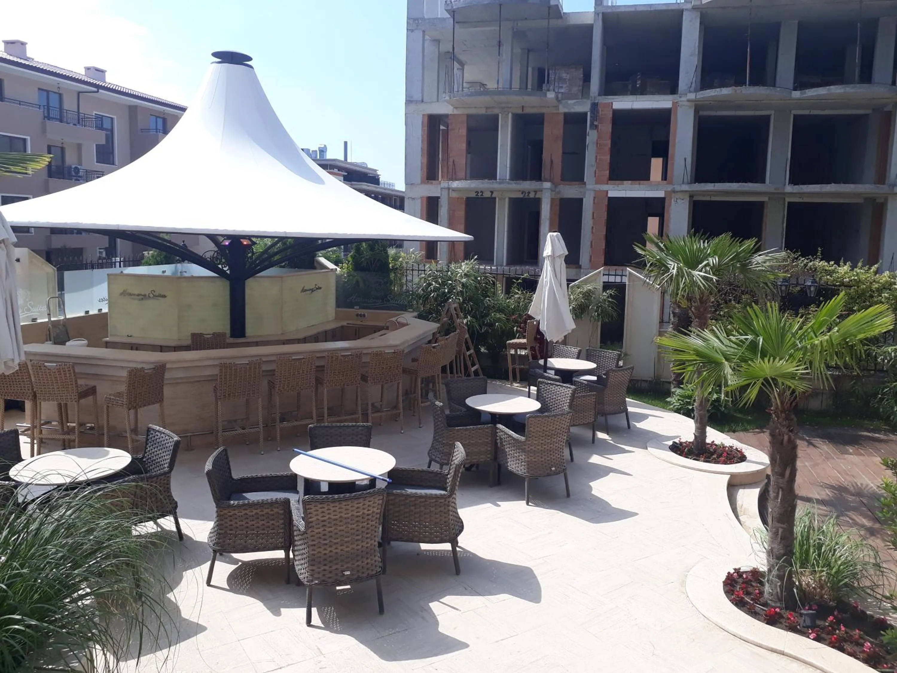 Restaurant/places to eat in Menada Harmony Suites X