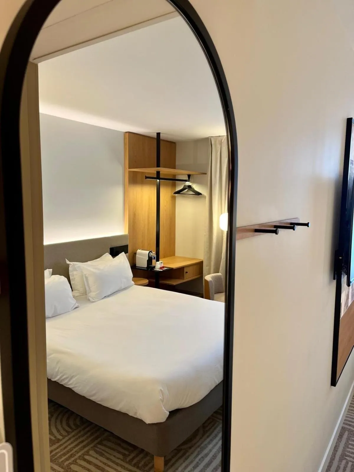 Bedroom, Bed in Golden Tulip Villepinte Roissy - Parc des Expositions