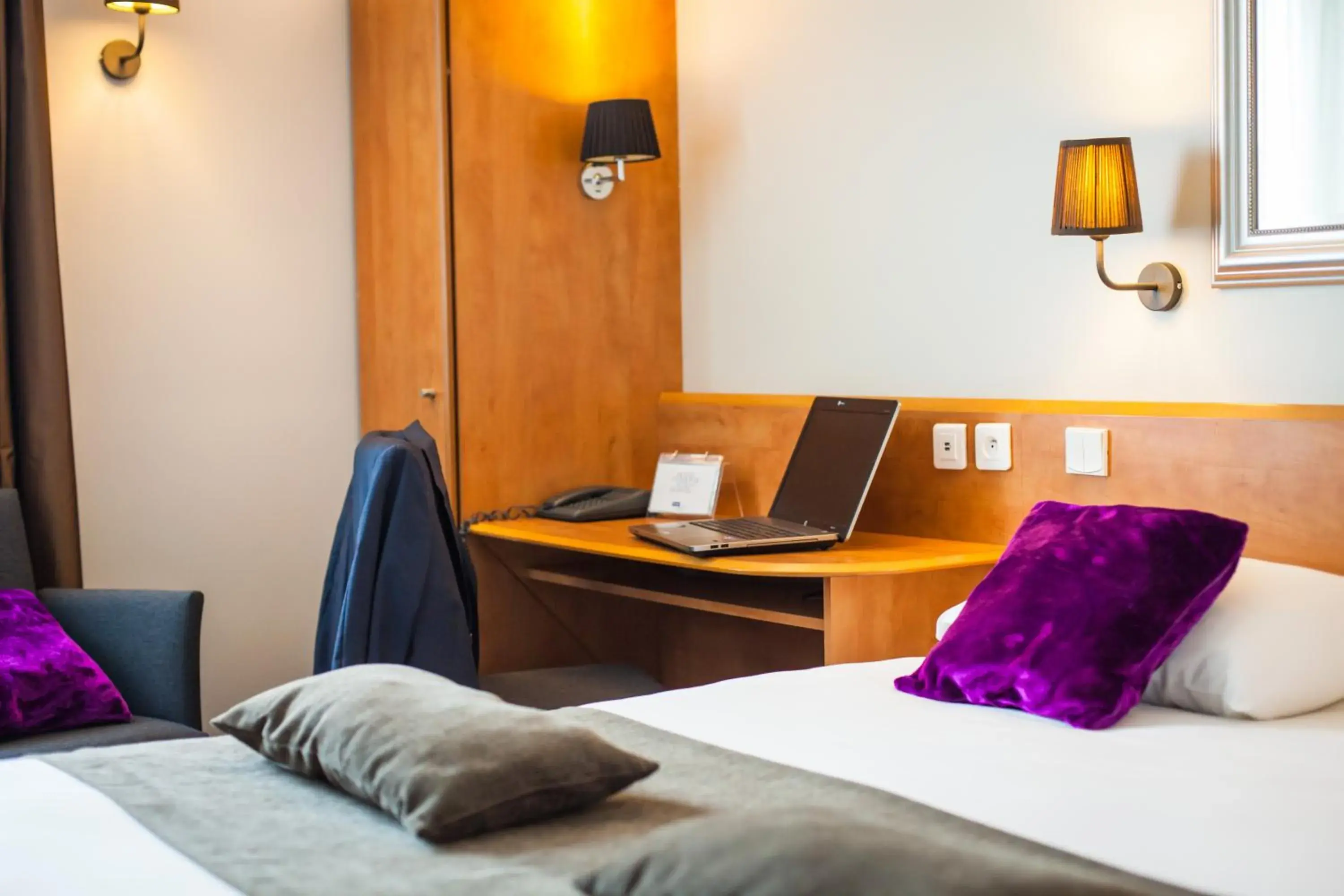 Bedroom, Bed in HOTEL DU PARC Roissy Villepinte - Parc des Expositions