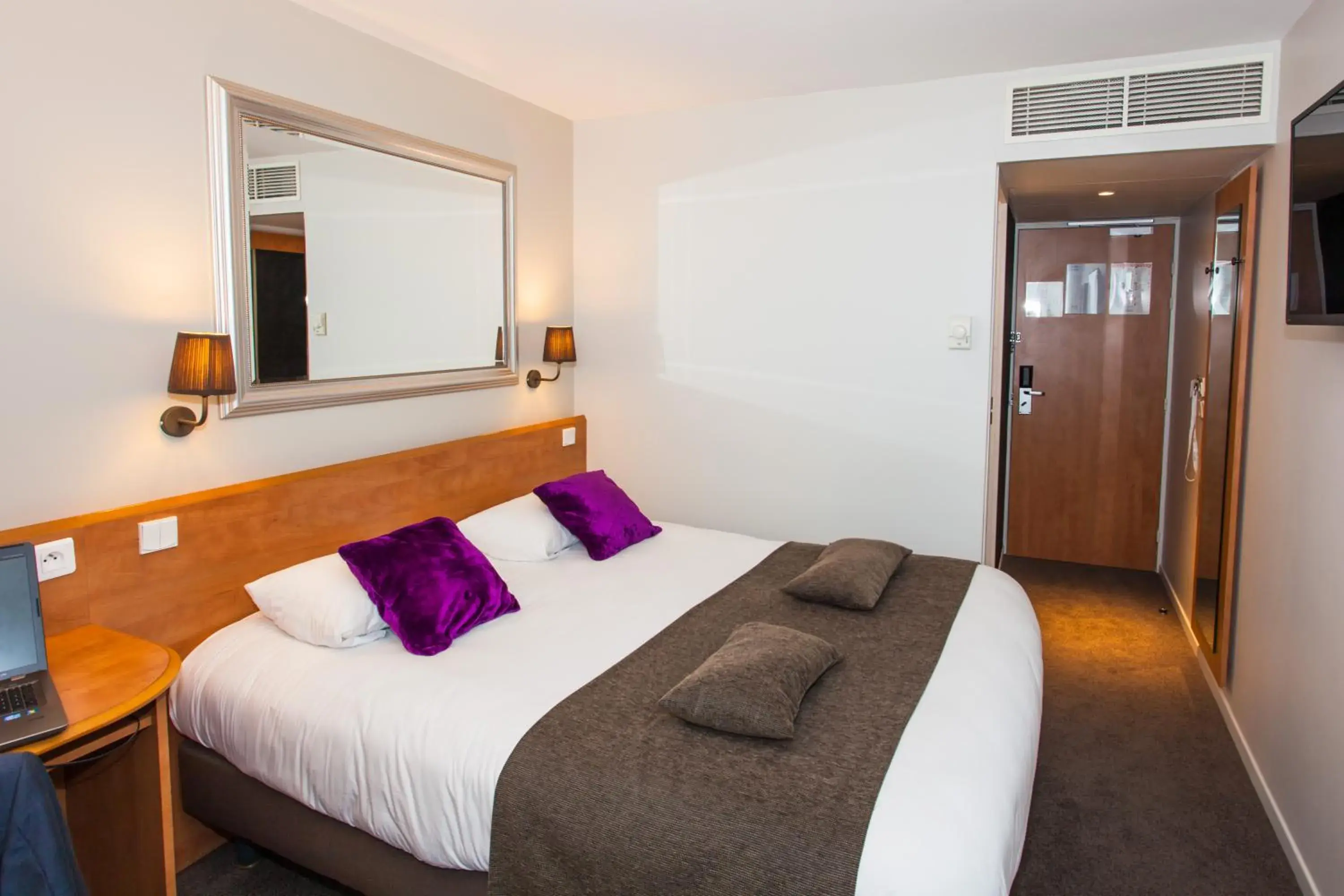 Bedroom, Bed in HOTEL DU PARC Roissy Villepinte - Parc des Expositions