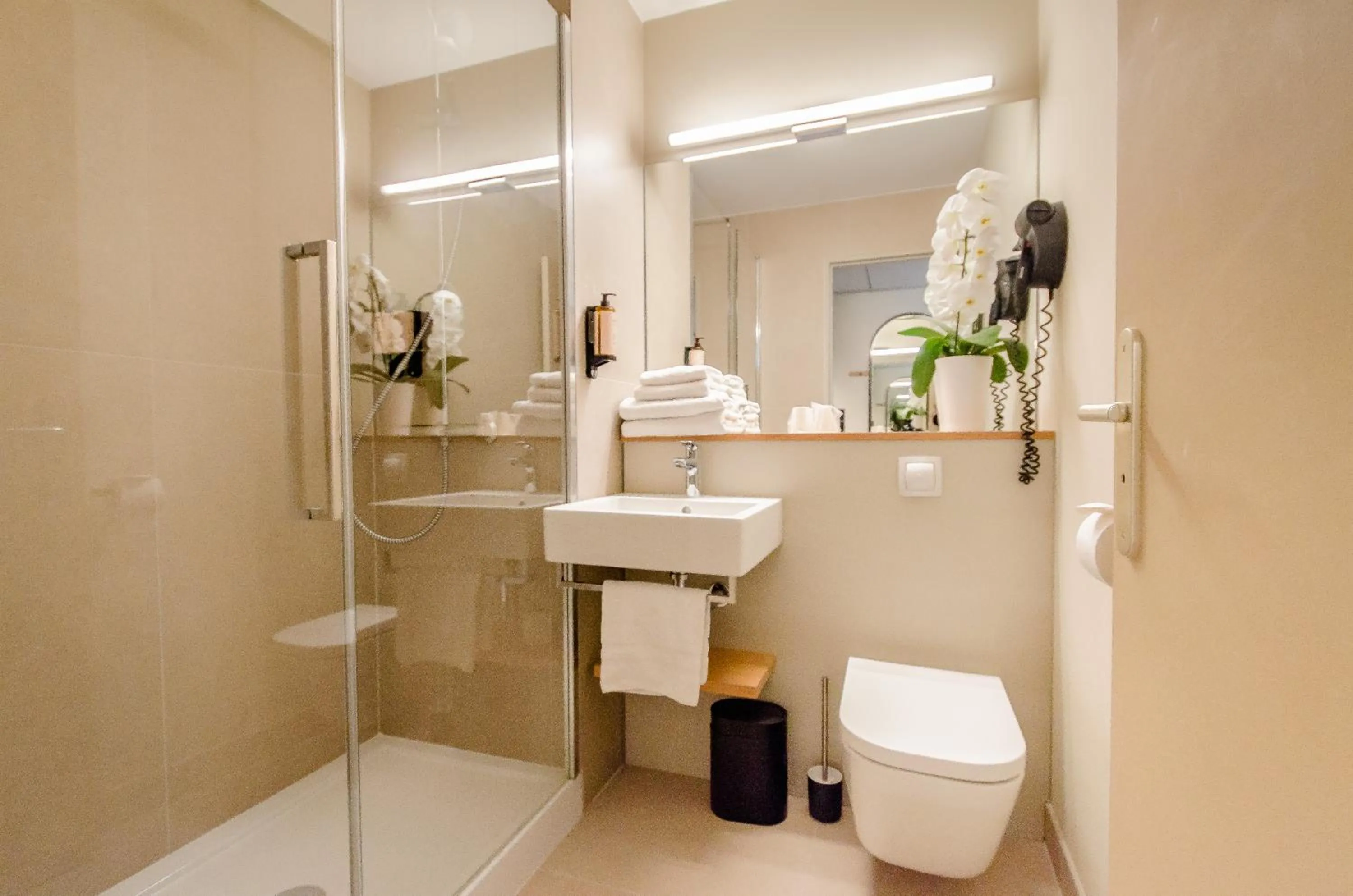 Shower in Golden Tulip Villepinte Roissy - Parc des Expositions