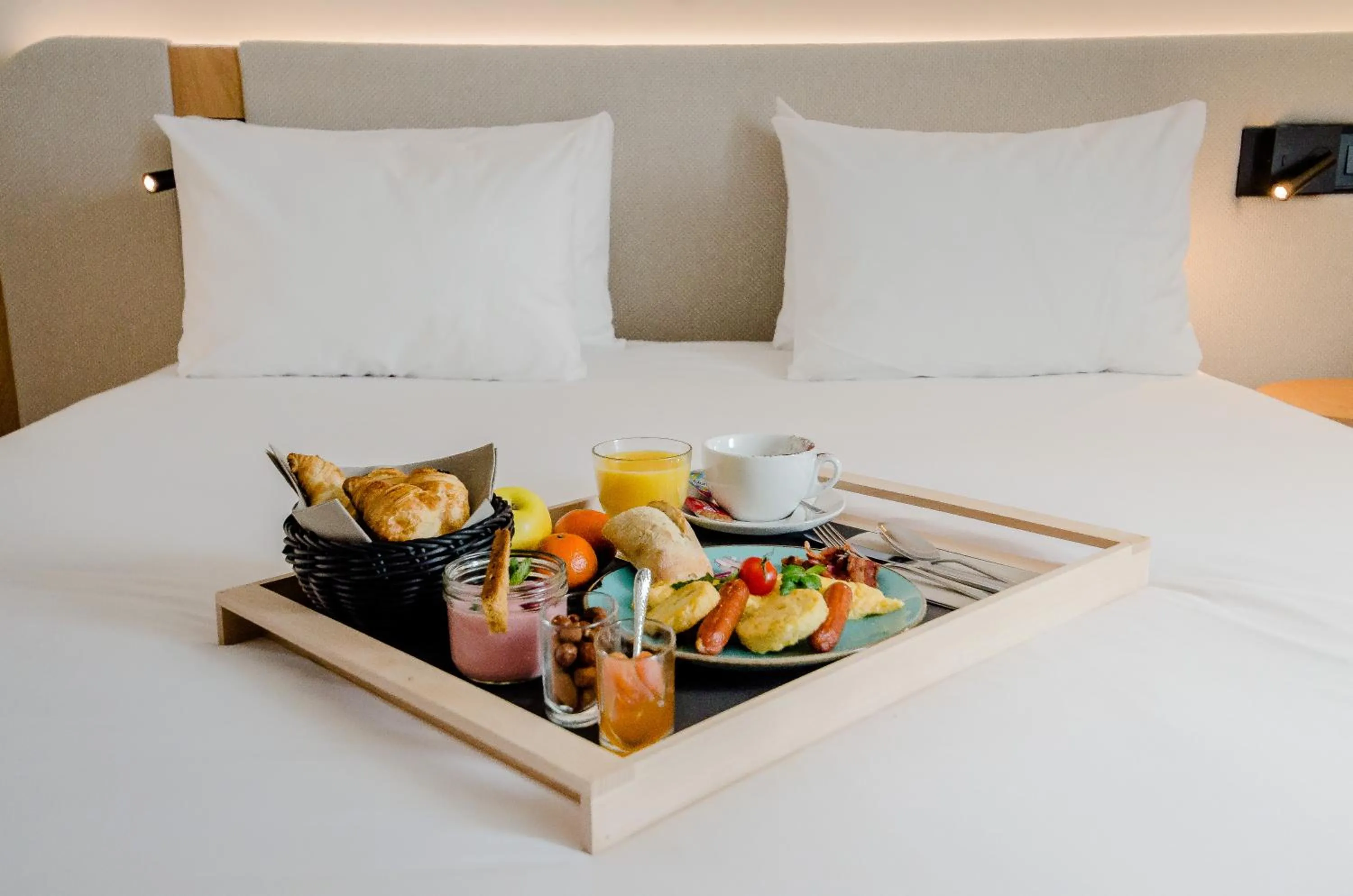 Breakfast, Bed in Golden Tulip Villepinte Roissy - Parc des Expositions