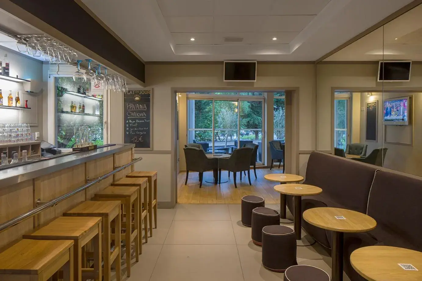 Lounge or bar, Restaurant/Places to Eat in HOTEL DU PARC Roissy Villepinte - Parc des Expositions