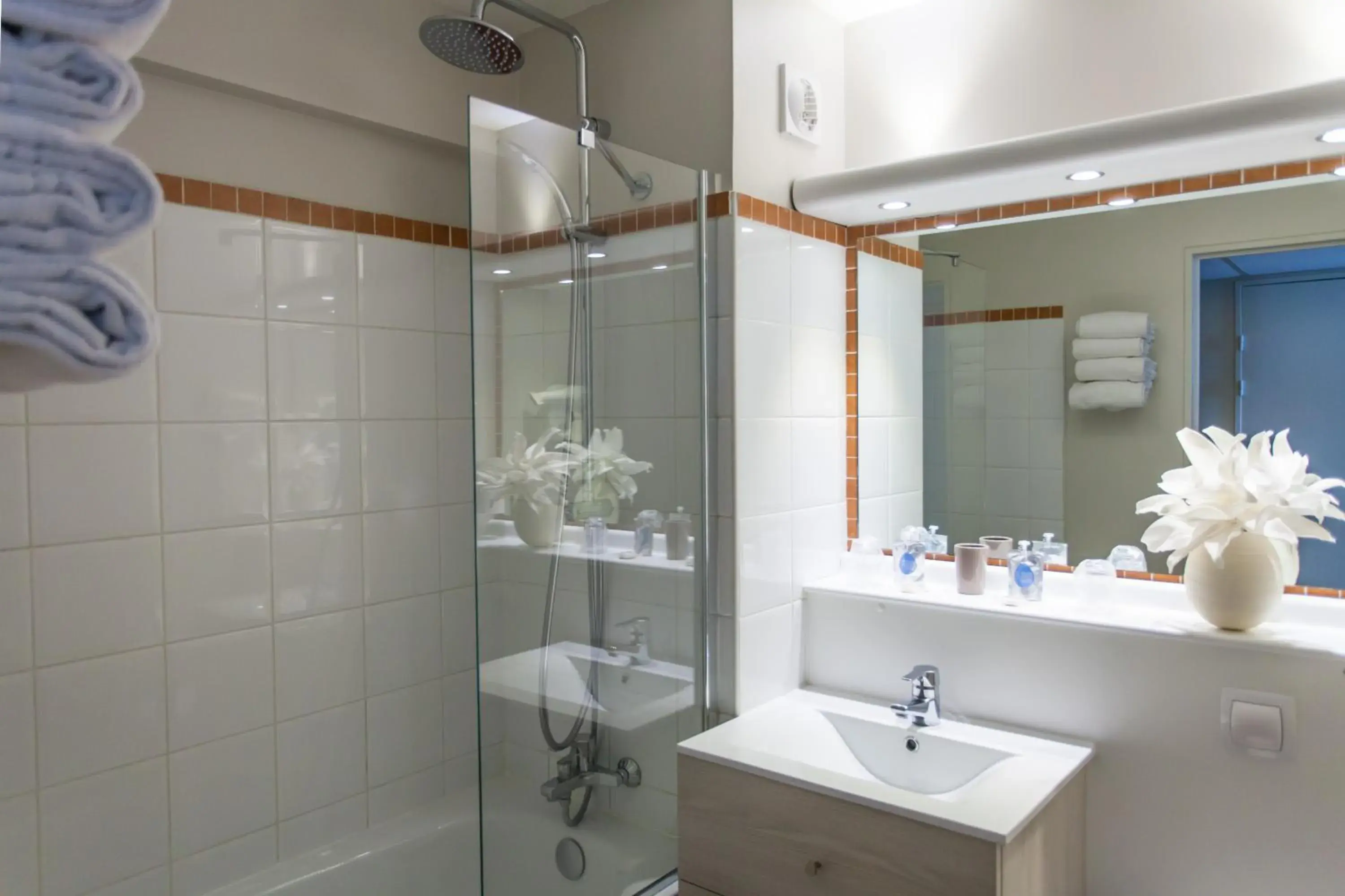 Bathroom in HOTEL DU PARC Roissy Villepinte - Parc des Expositions