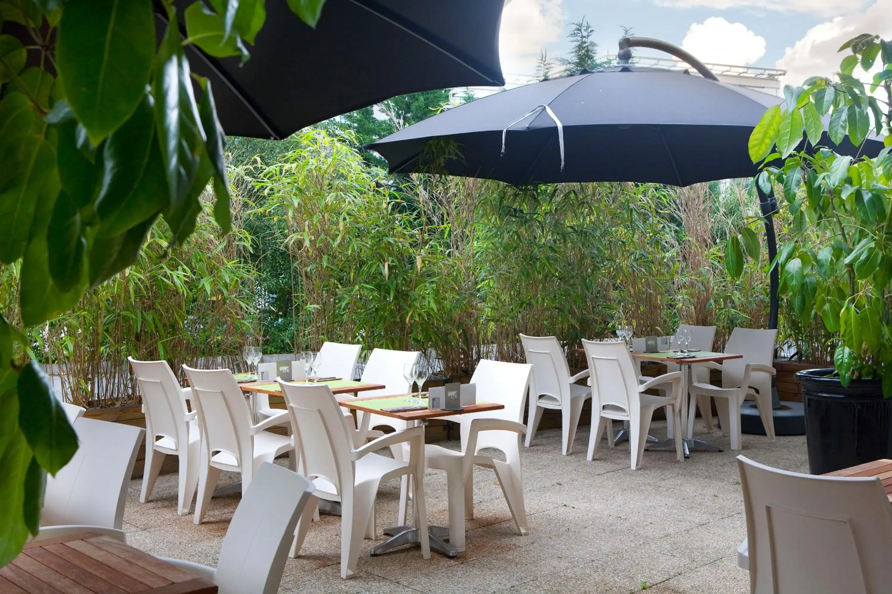 Balcony/Terrace, Restaurant/Places to Eat in HOTEL DU PARC Roissy Villepinte - Parc des Expositions