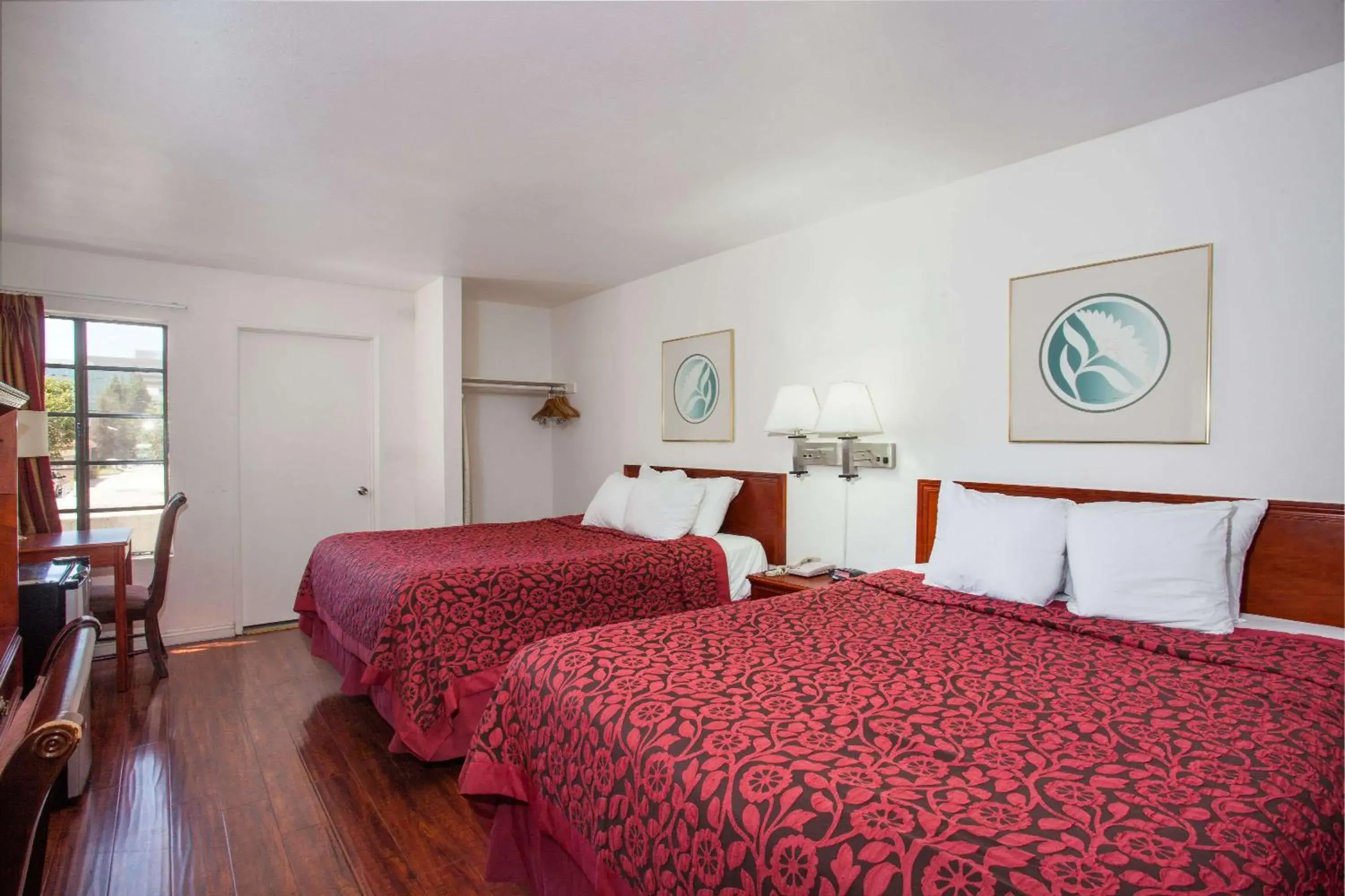 Photo of the whole room, Bed in Days Inn by Wyndham Orange Anaheim Photo of the whole room, Bed in Days Inn by Wyndham Orange Anaheim