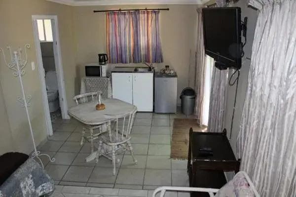 Deluxe Double or Twin Room with River View - single occupancy in ASAMé @ Oppi-Rivier Deluxe Double or Twin Room with River View - single occupancy in ASAMé @ Oppi-Rivier