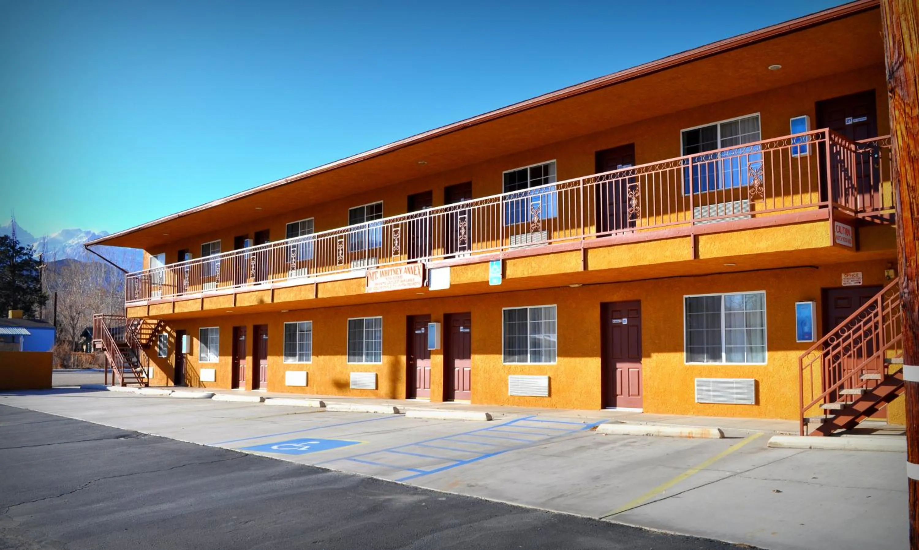 Facade/entrance in Mount Whitney Motel