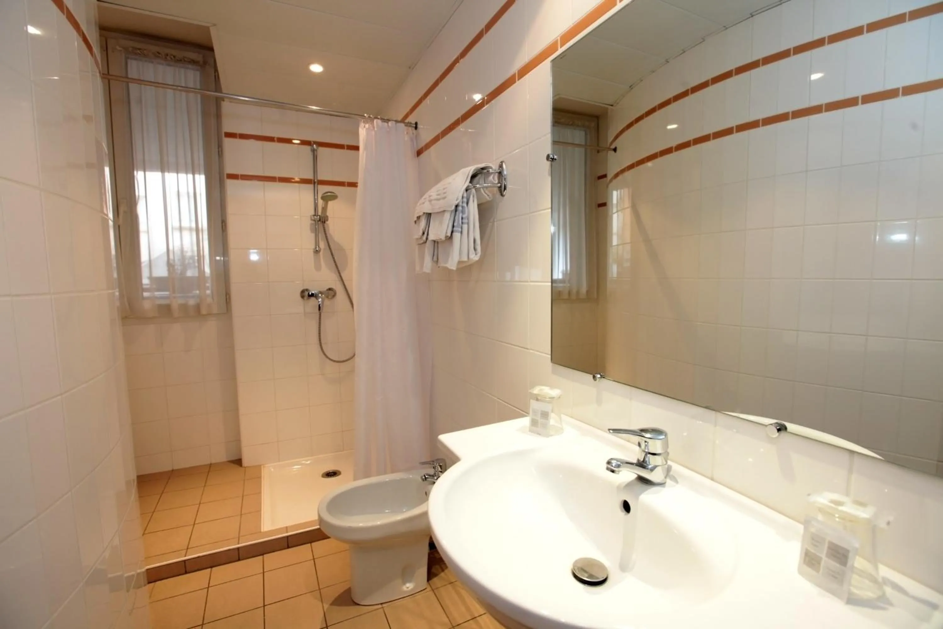 Shower in Hôtel Florida