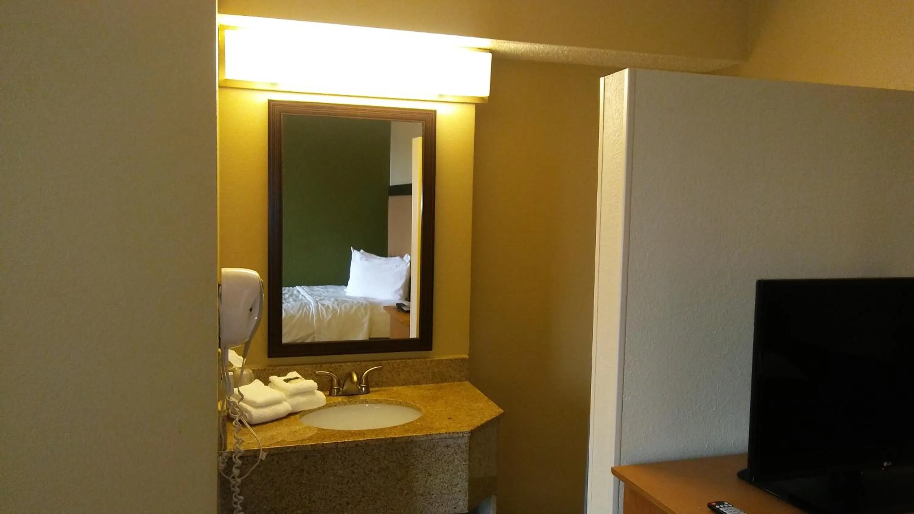 Bed, Bathroom in Extended Stay America Suites - Austin - Northwest Arboretum - The Domain