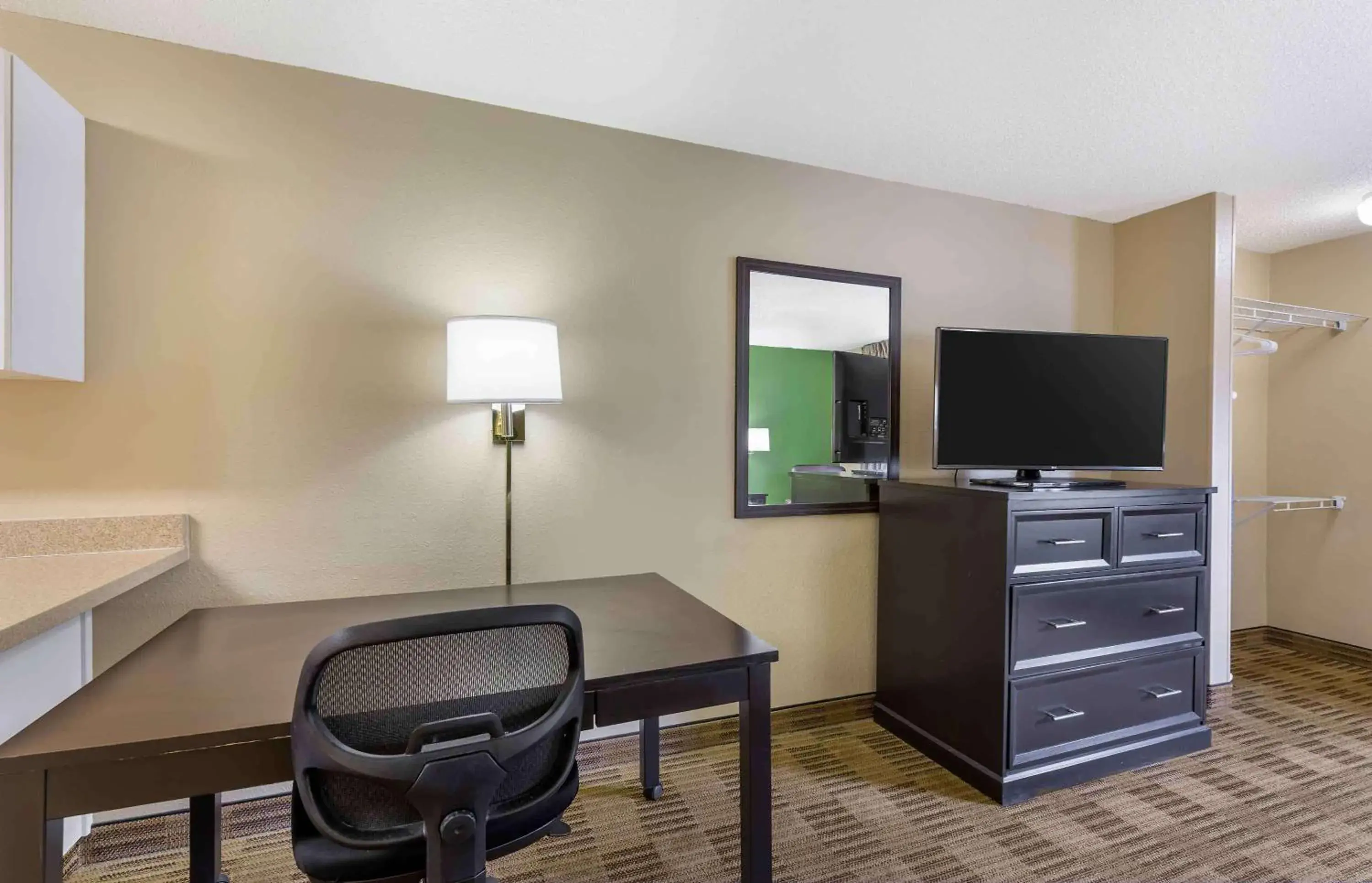 Bedroom, TV/Entertainment Center in Extended Stay America Suites - Cleveland - Beachwood - Orange Place - South