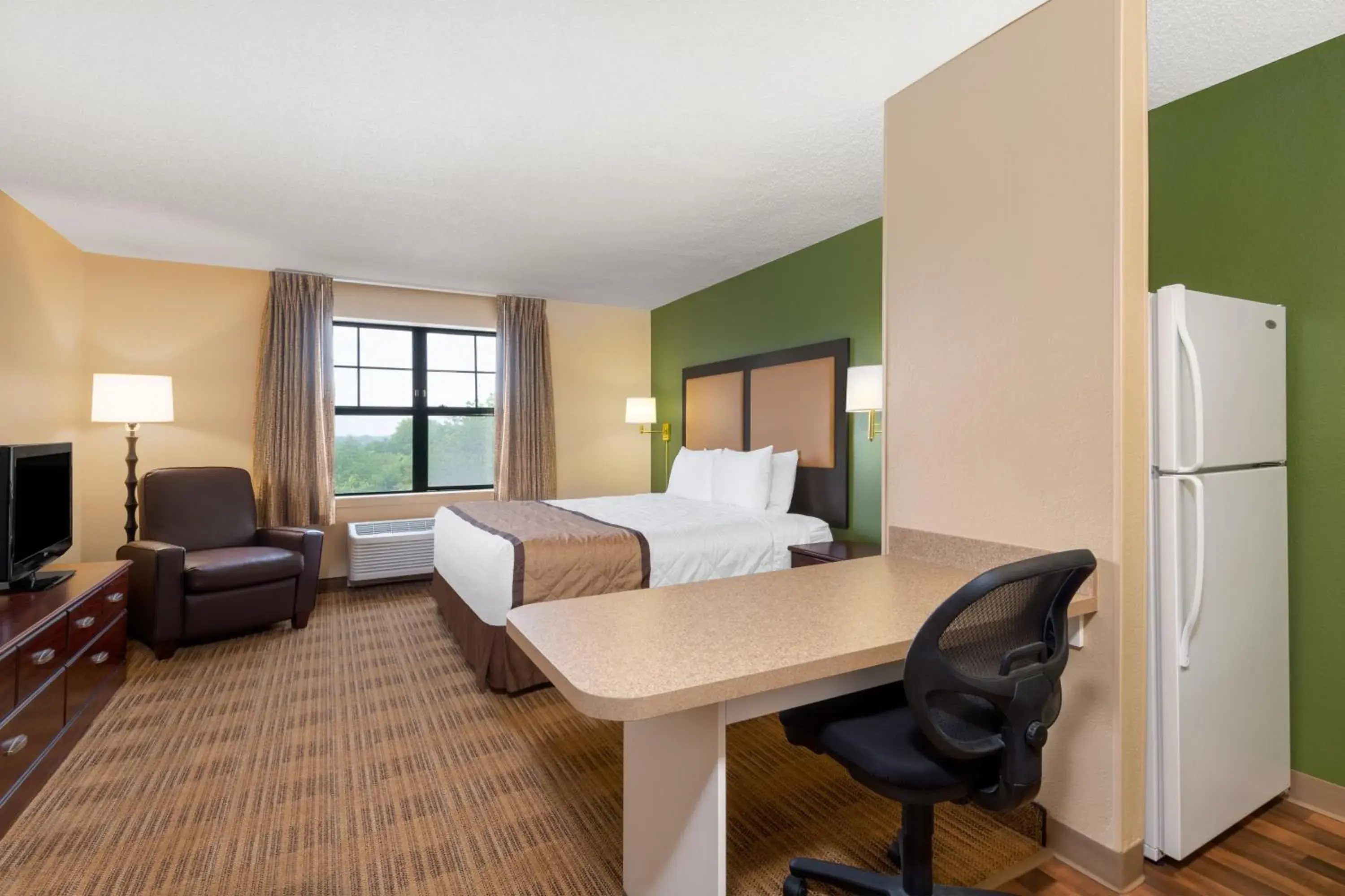 Bed in Extended Stay America Suites - Cleveland - Beachwood - Orange Place - South