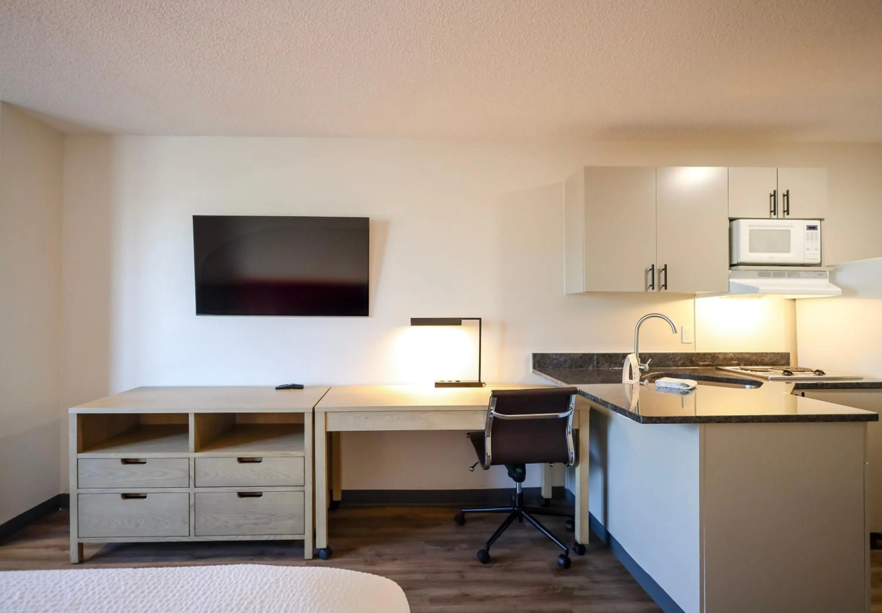TV and multimedia in Extended Stay America Suites - Cleveland - Beachwood - Orange Place - South