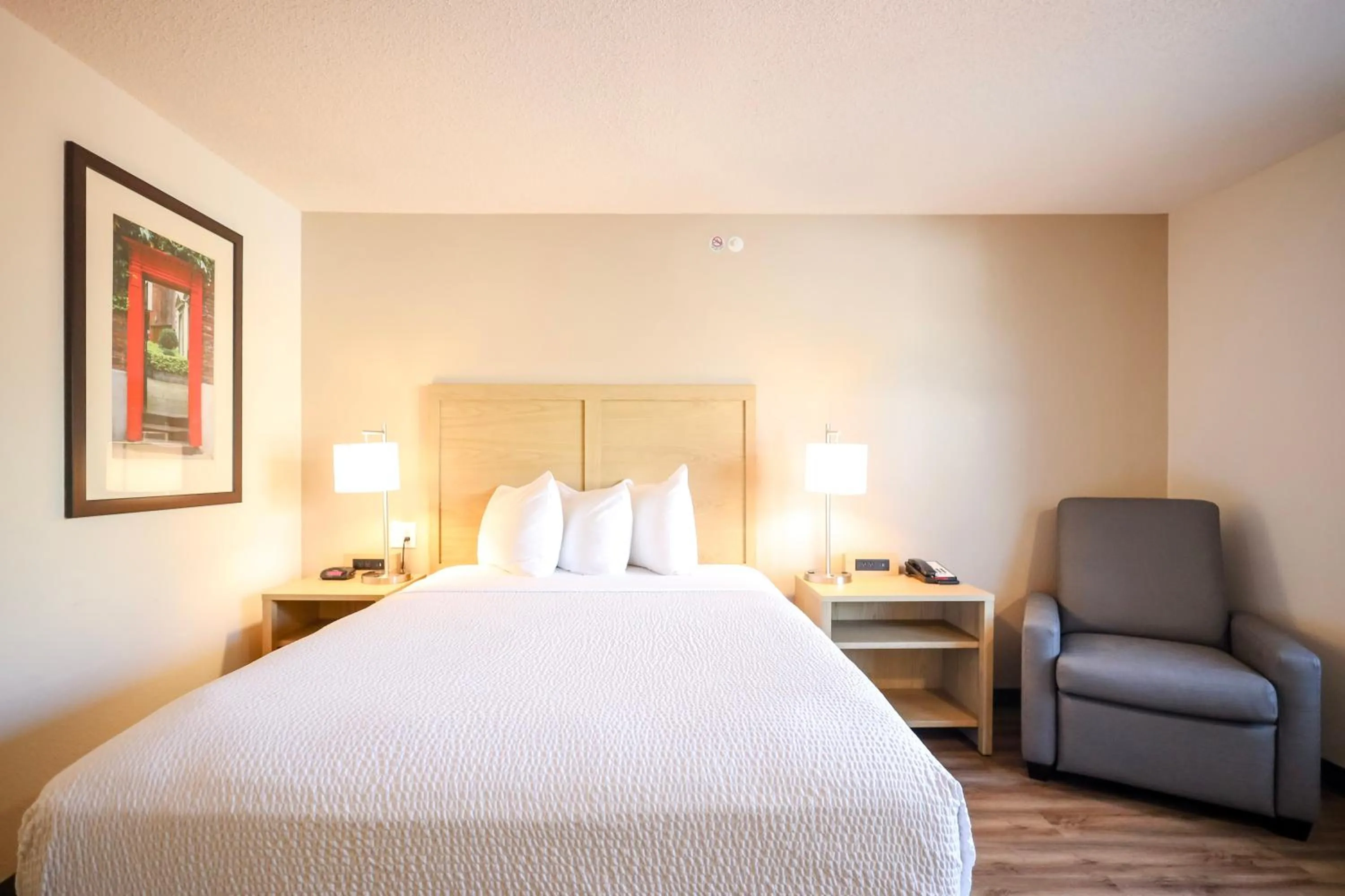 Photo of the whole room, Bed in Extended Stay America Suites - Cleveland - Beachwood - Orange Place - South