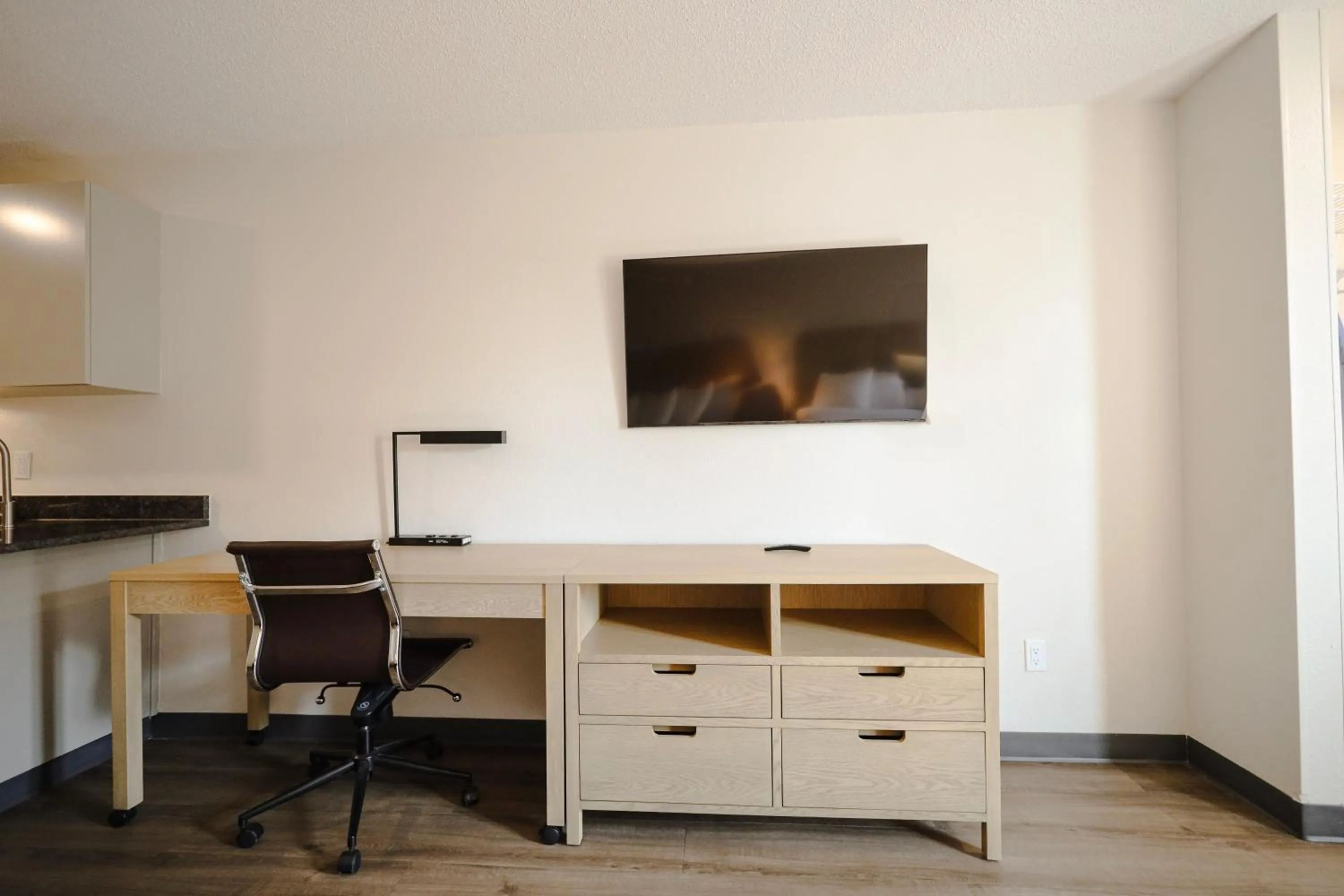 Communal lounge/ TV room in Extended Stay America Suites - Cleveland - Beachwood - Orange Place - South